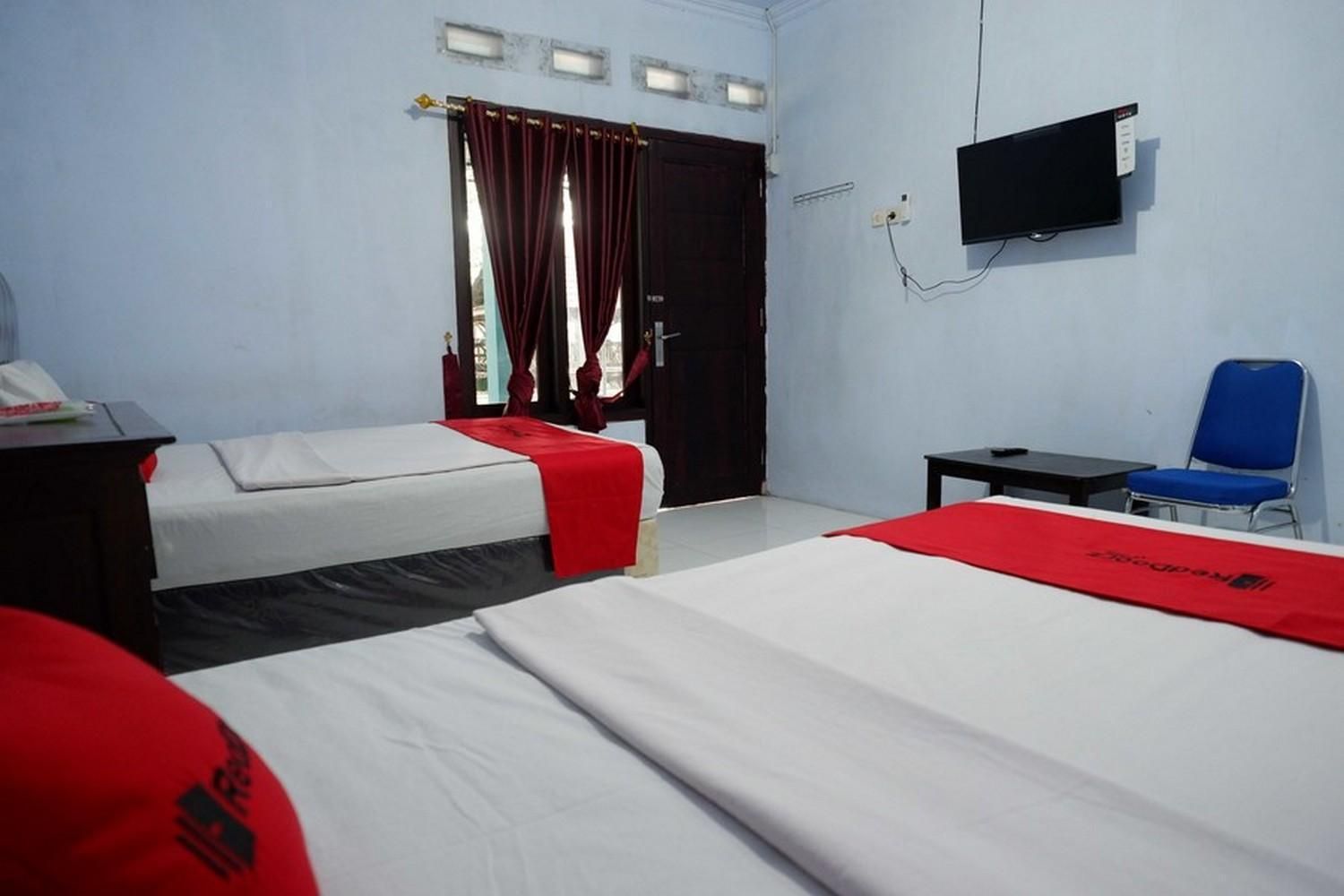 RedDoorz Syariah near Stasiun Pekalongan 3 reddoorz twin room 3