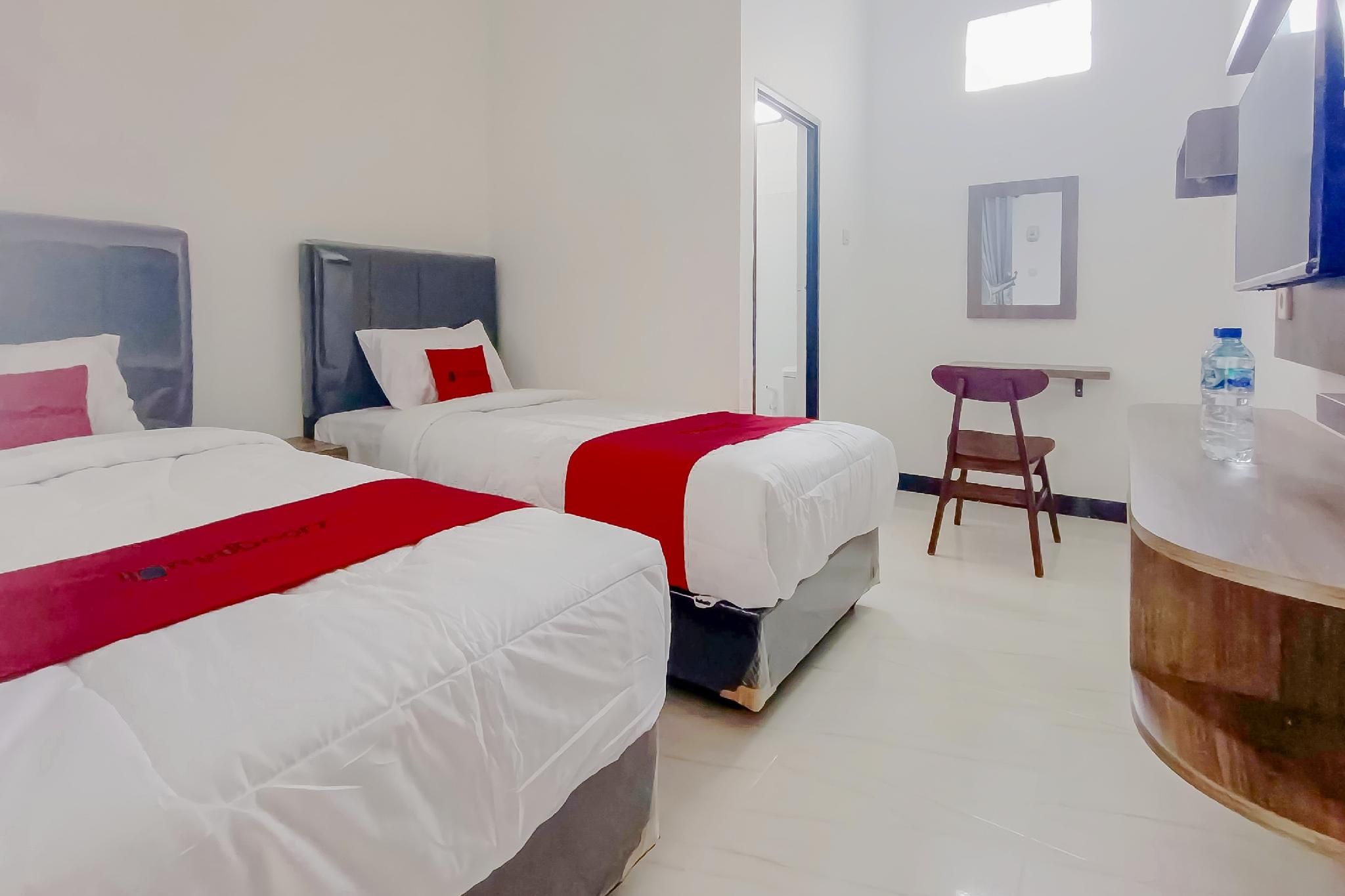 RedDoorz Syariah near RSUD Kajen Pekalongan Twin Room 3