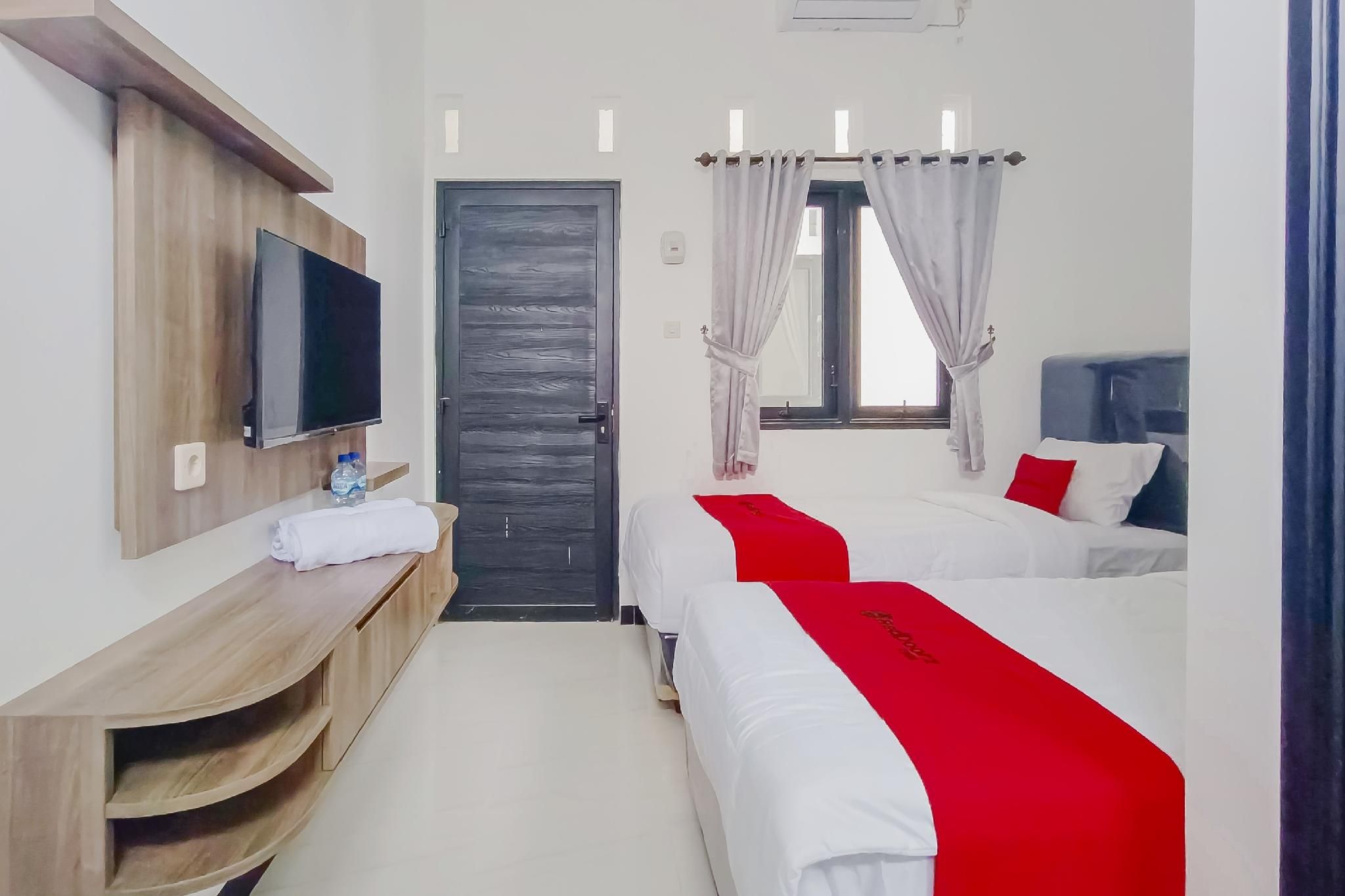 RedDoorz Syariah near RSUD Kajen Pekalongan Twin Room