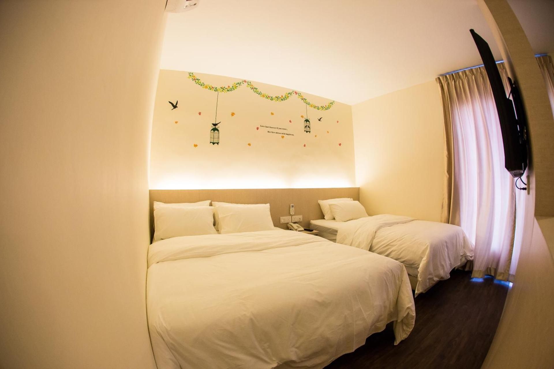 Grand Deluxe Family Room