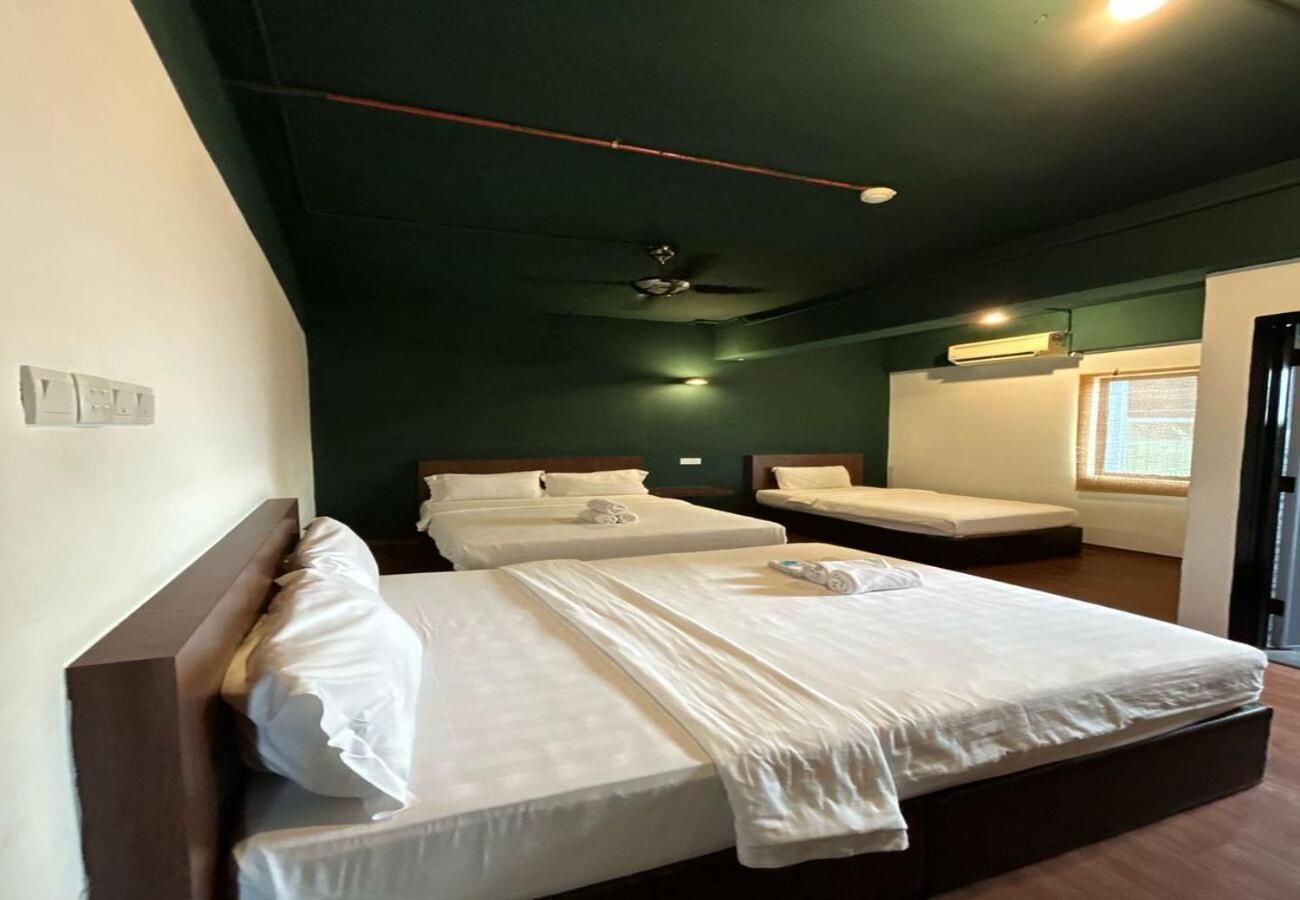 Room V Kluang Parade By SECOM Quadruple Room 2