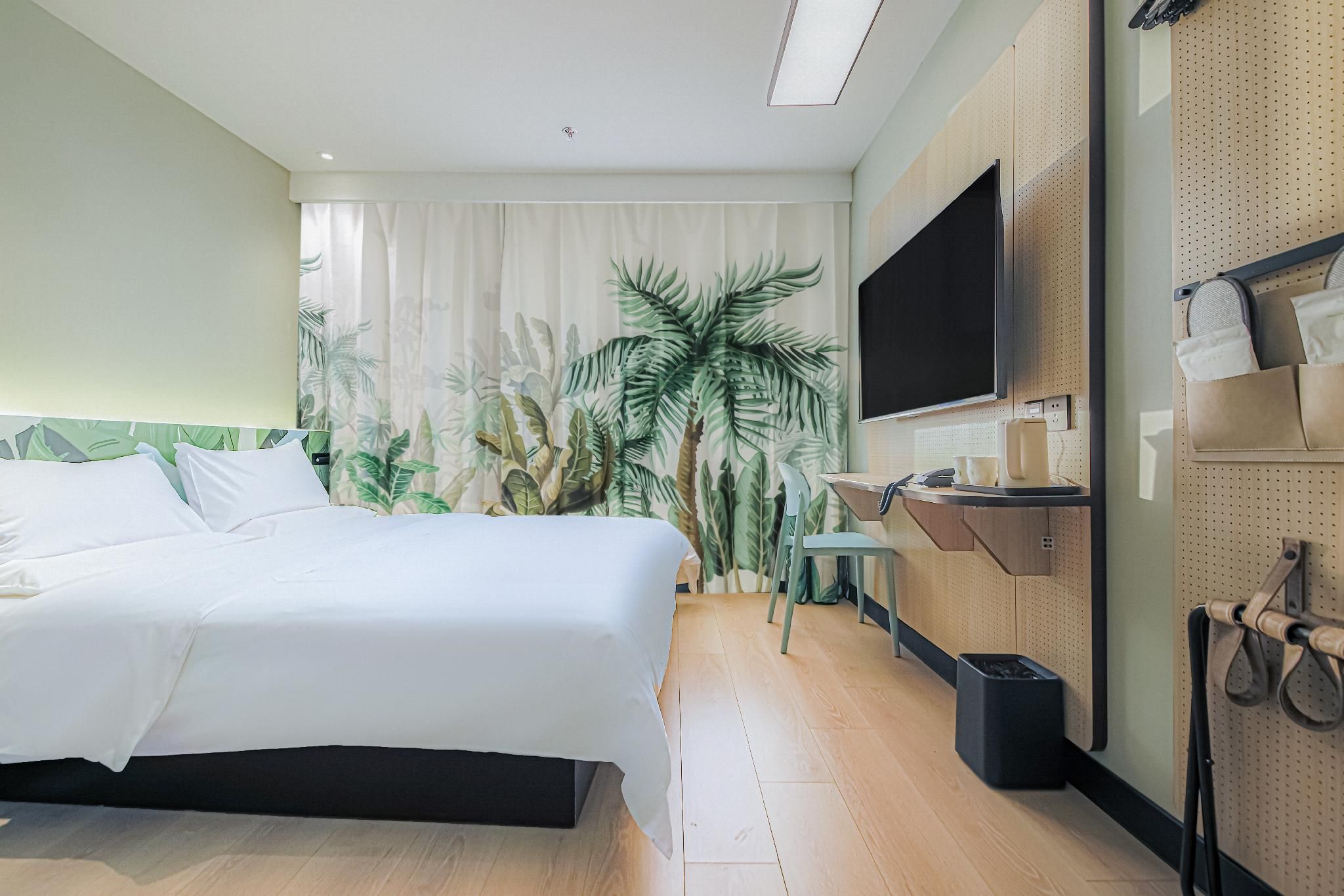 Feature Queen Room