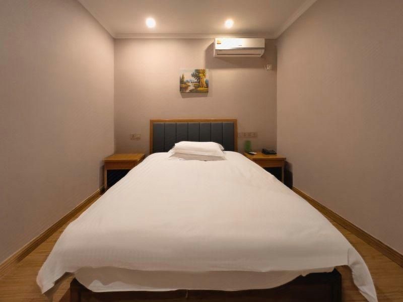 GTR - One 1.8M Bed Guest Room with Aisle window