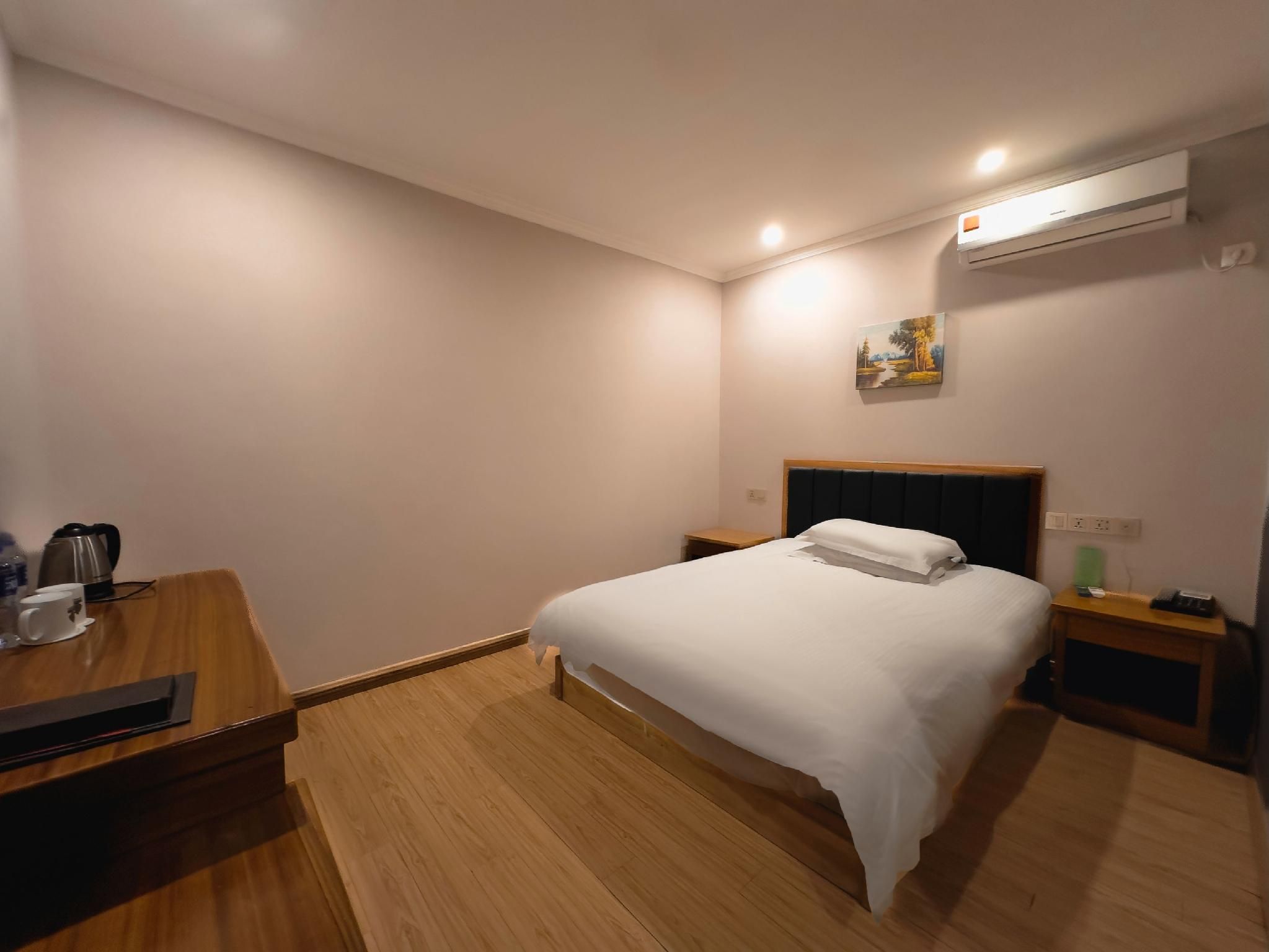GTR - One 1.8M Bed Guest Room with Aisle window