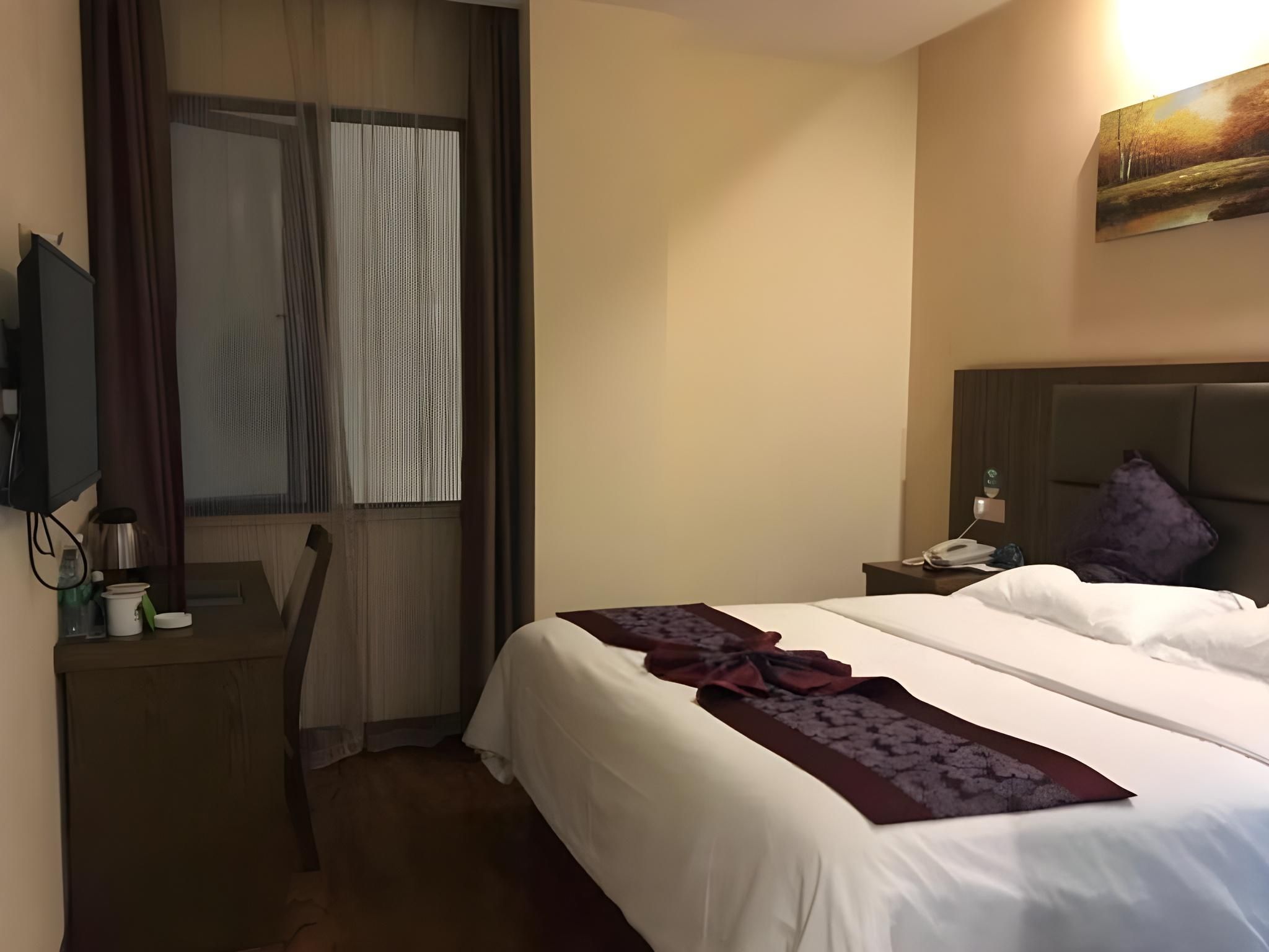 GTR - 1 Bed Guest Room with Aisle window