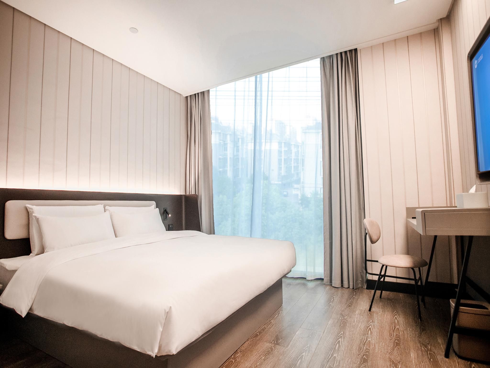 Queen Superior Room
