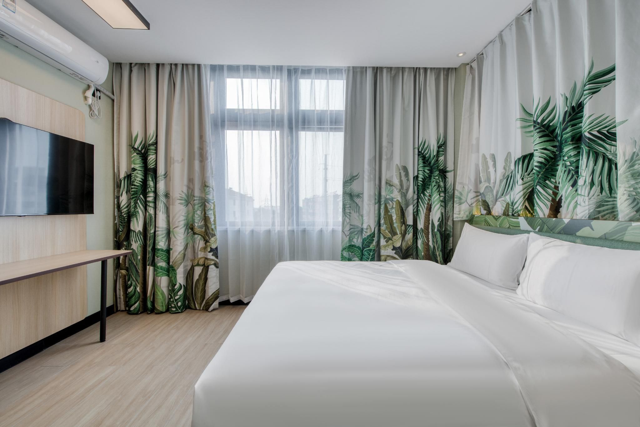 Queen Superior Room