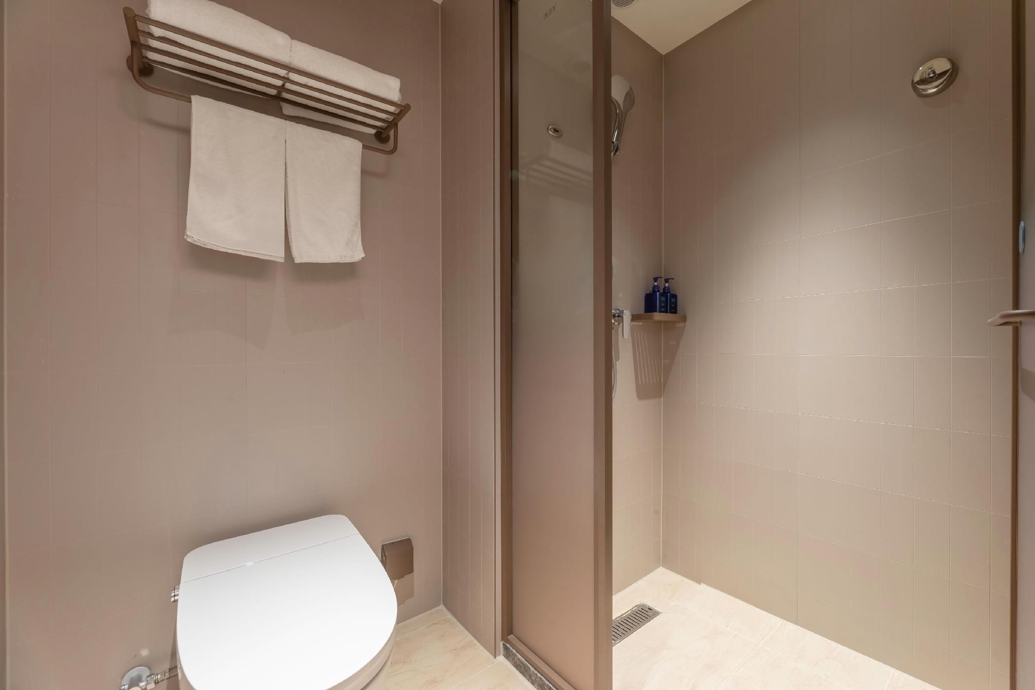 Business Queen Room