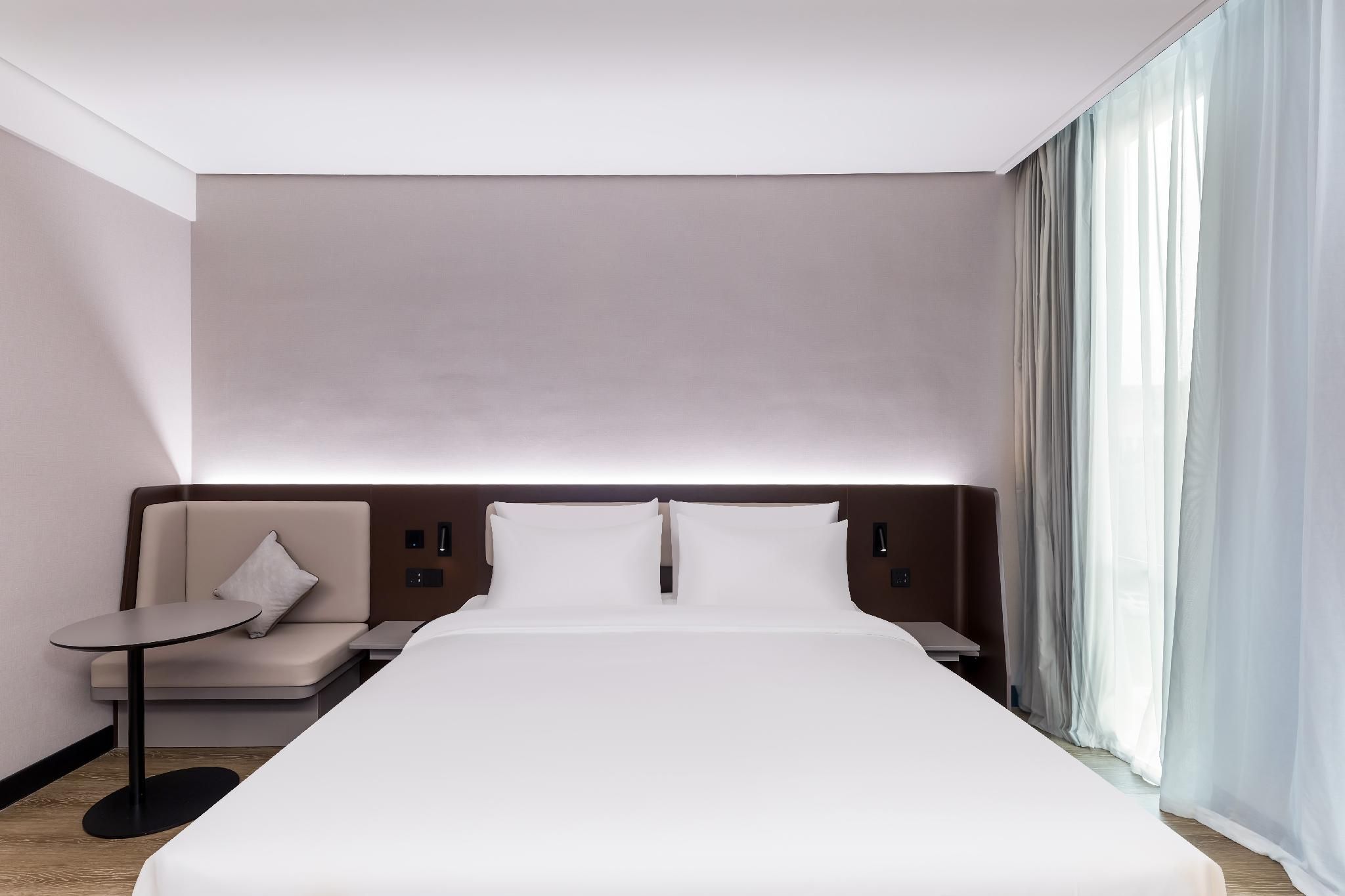 Huazhu - Room With Bed