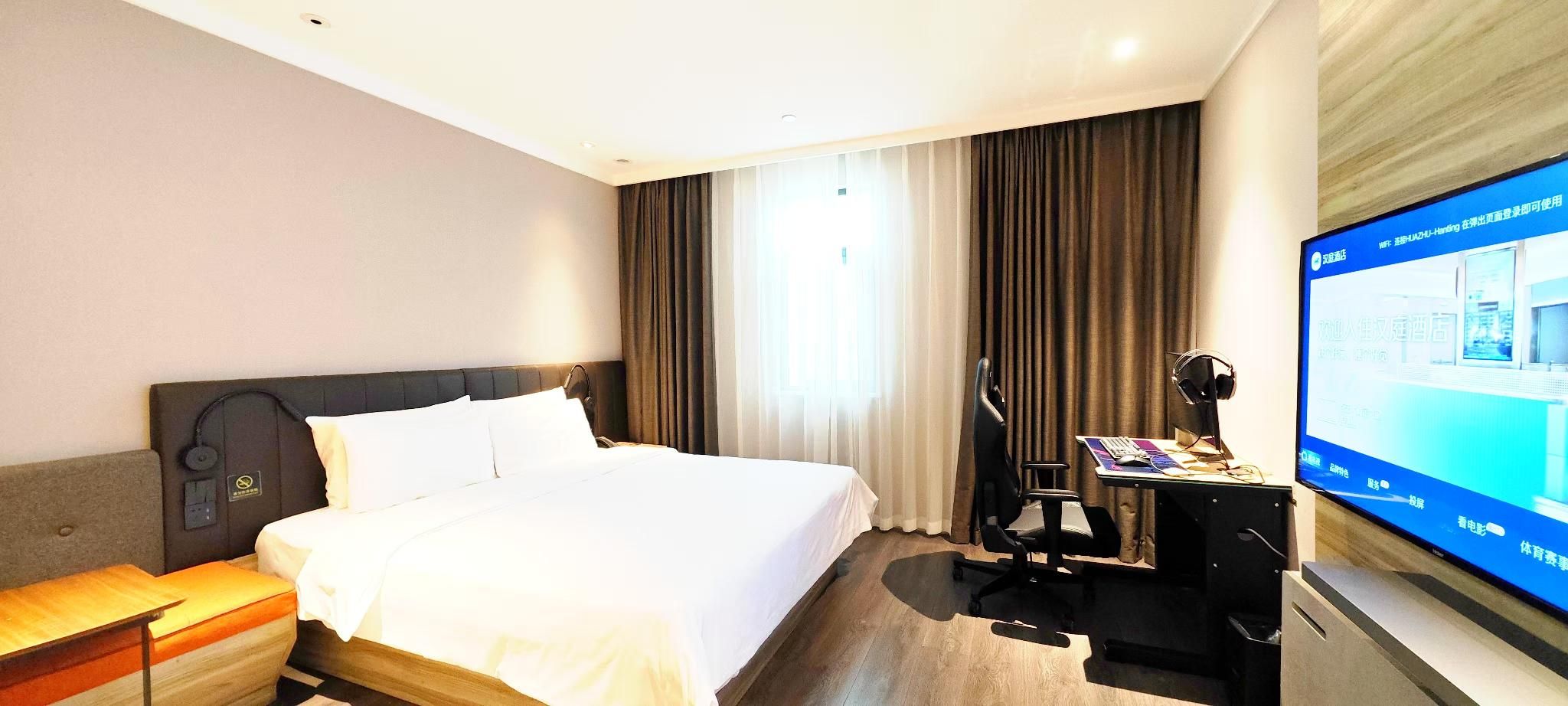 PC Queen Room