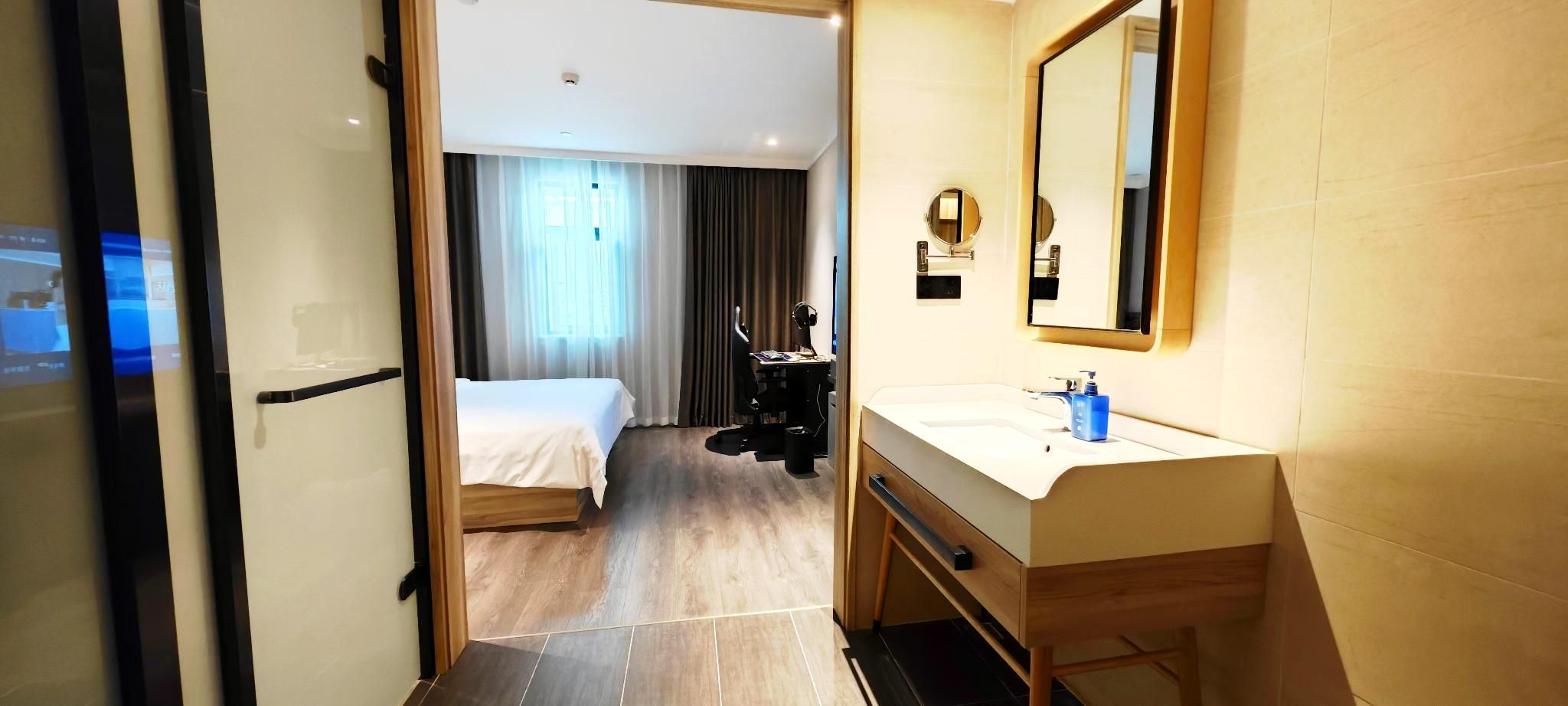 PC Queen Room