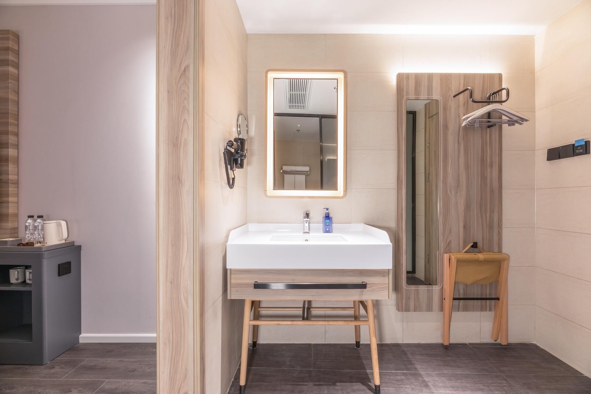 Business Queen Bed Room