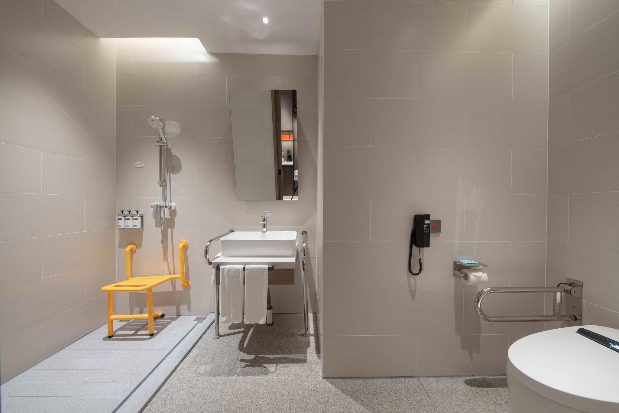 1 King Standard Accessible