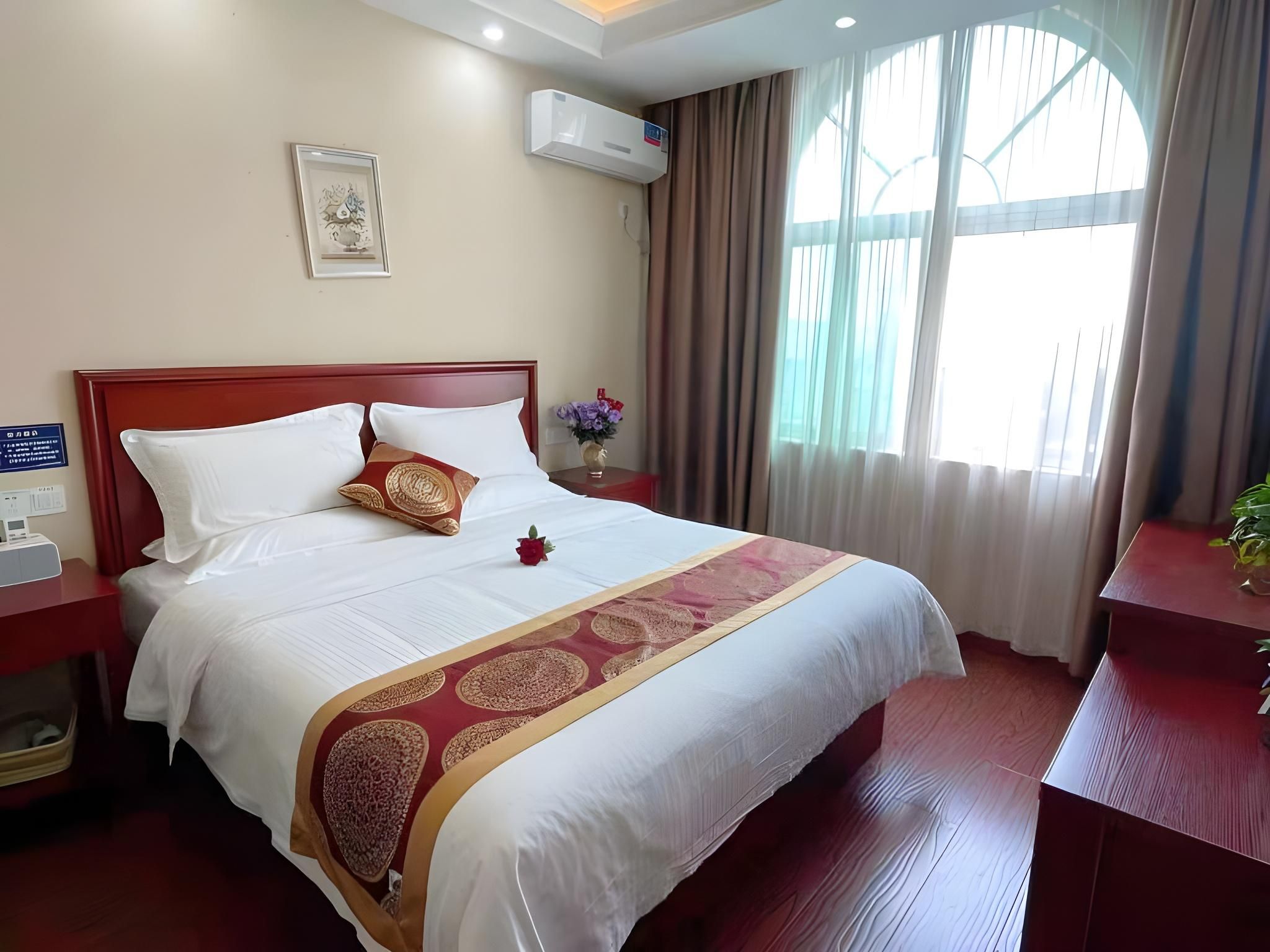 Hotel Queen Room