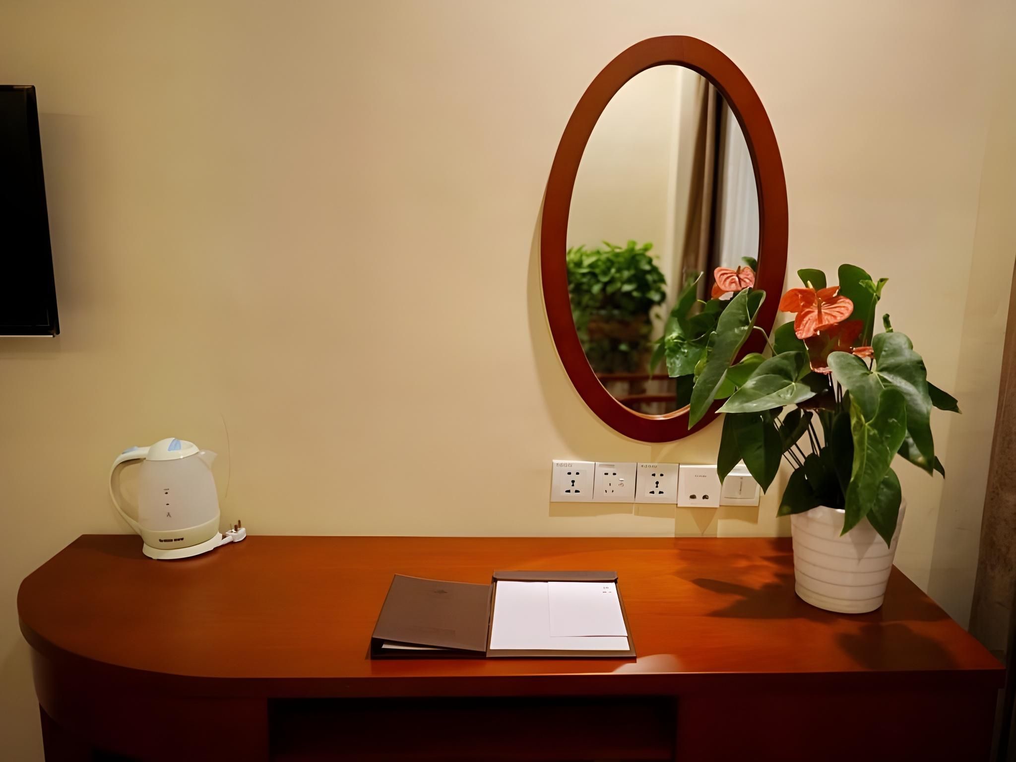 Business Queen Room