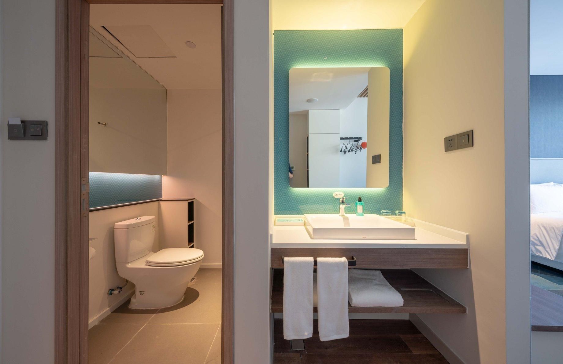 1 King Standard Accessible Extra Floor Space