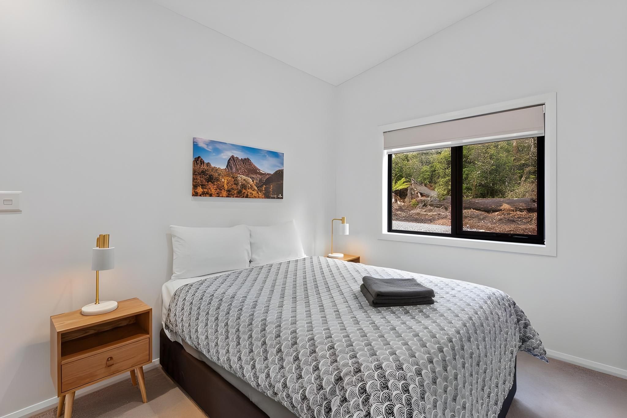 Deluxe 2 Bedroom Access Cabin - Sleeps 4