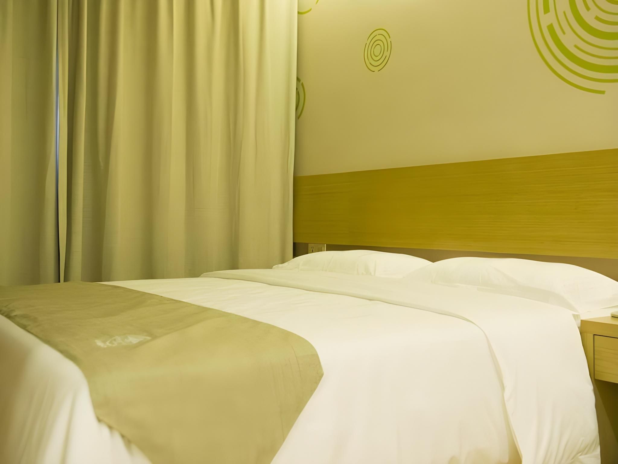 GTR - 1 Bed Guest Room with Aisle window