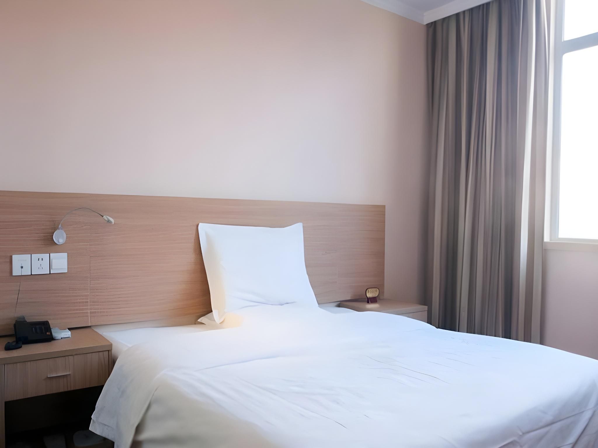 Business Queen Room
