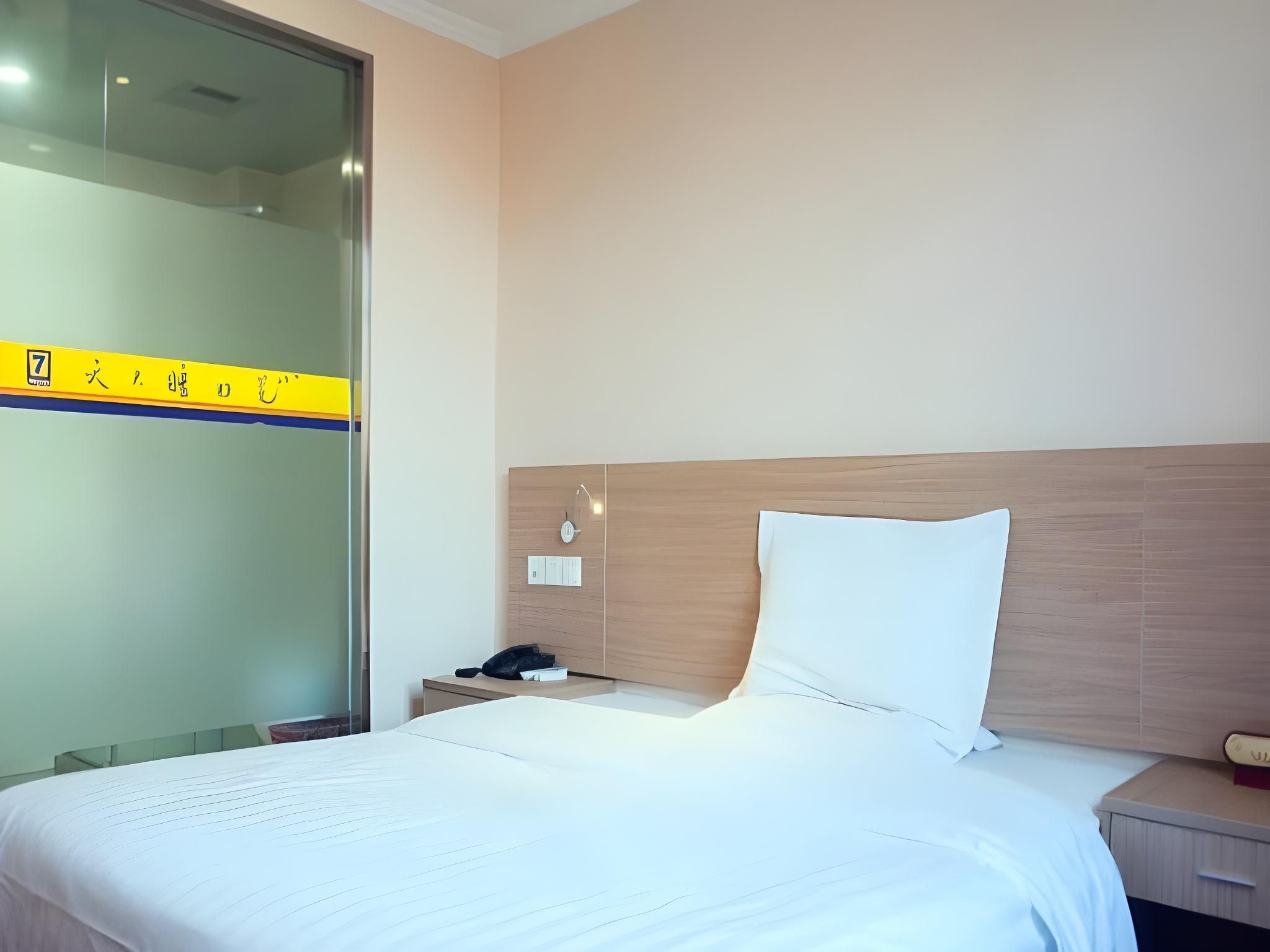 Business Queen Room