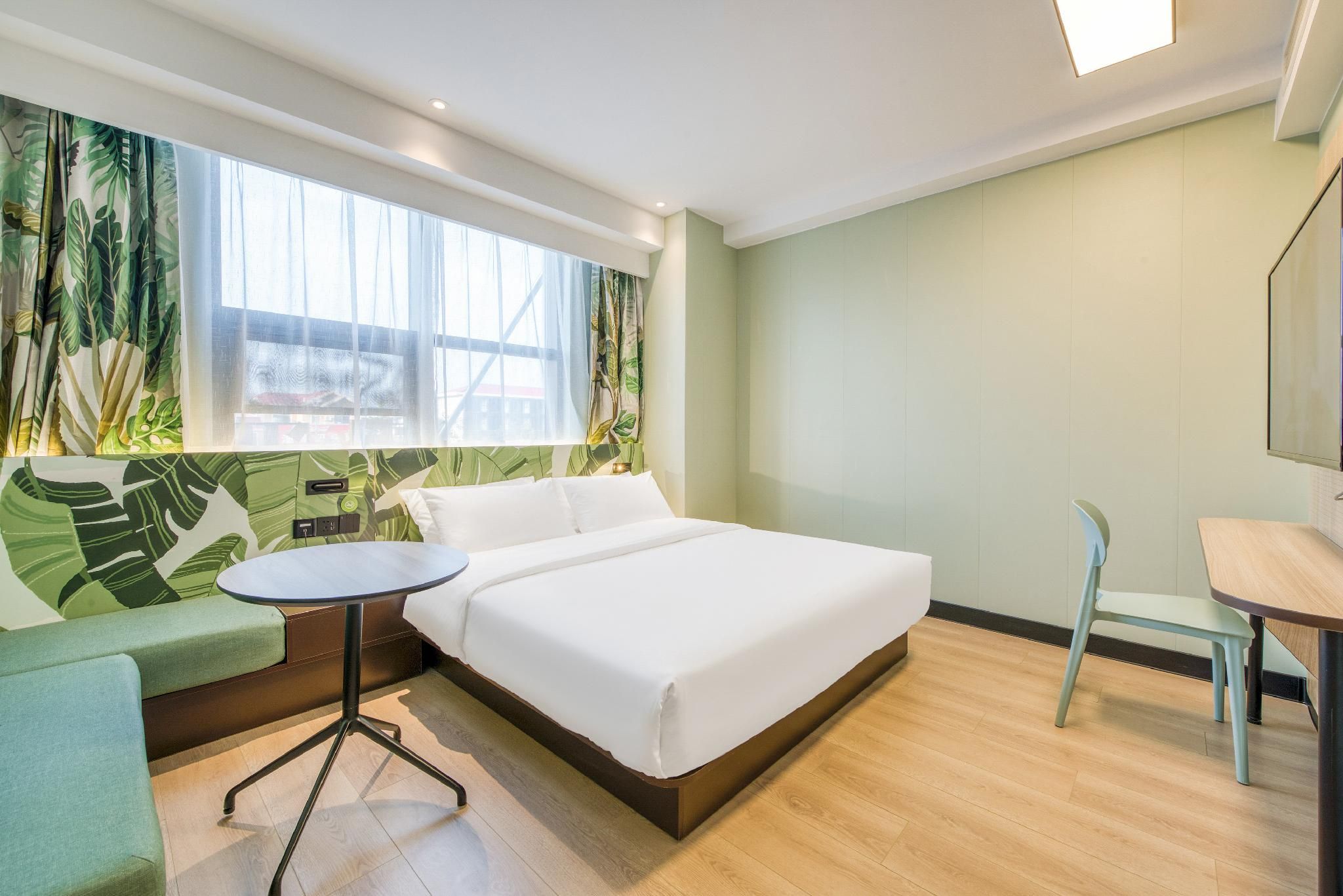 Queen Superior Room