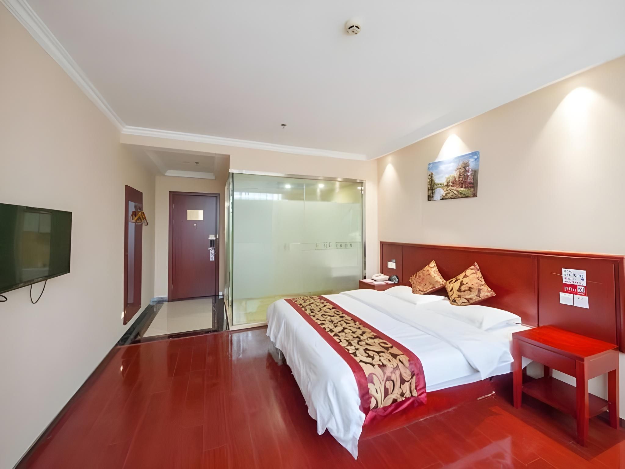 Room with Queen Bed