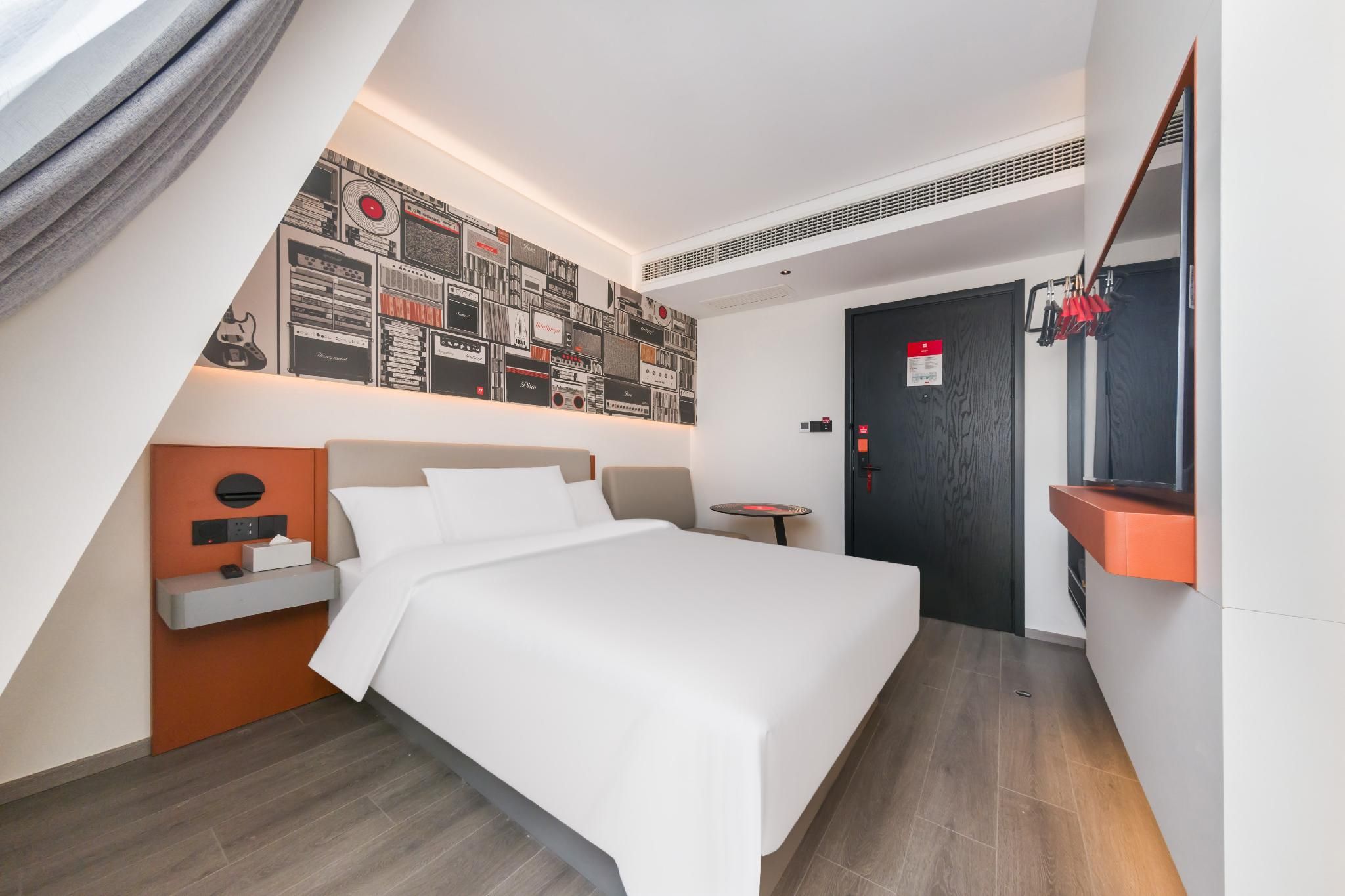 Huazhu - Room With Bed