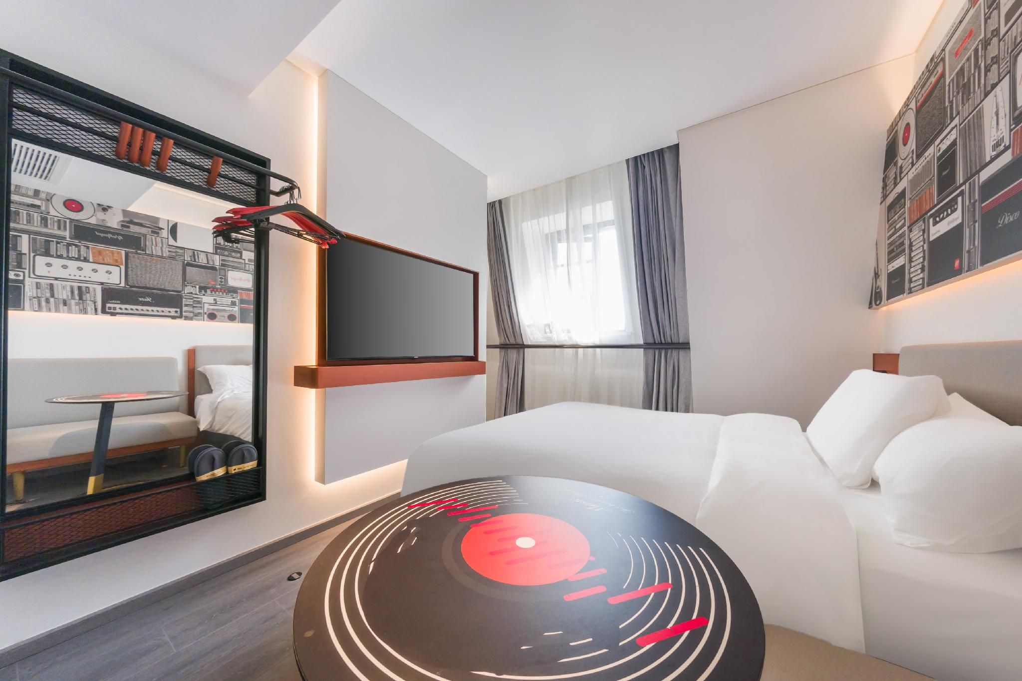 Huazhu - Room With Bed