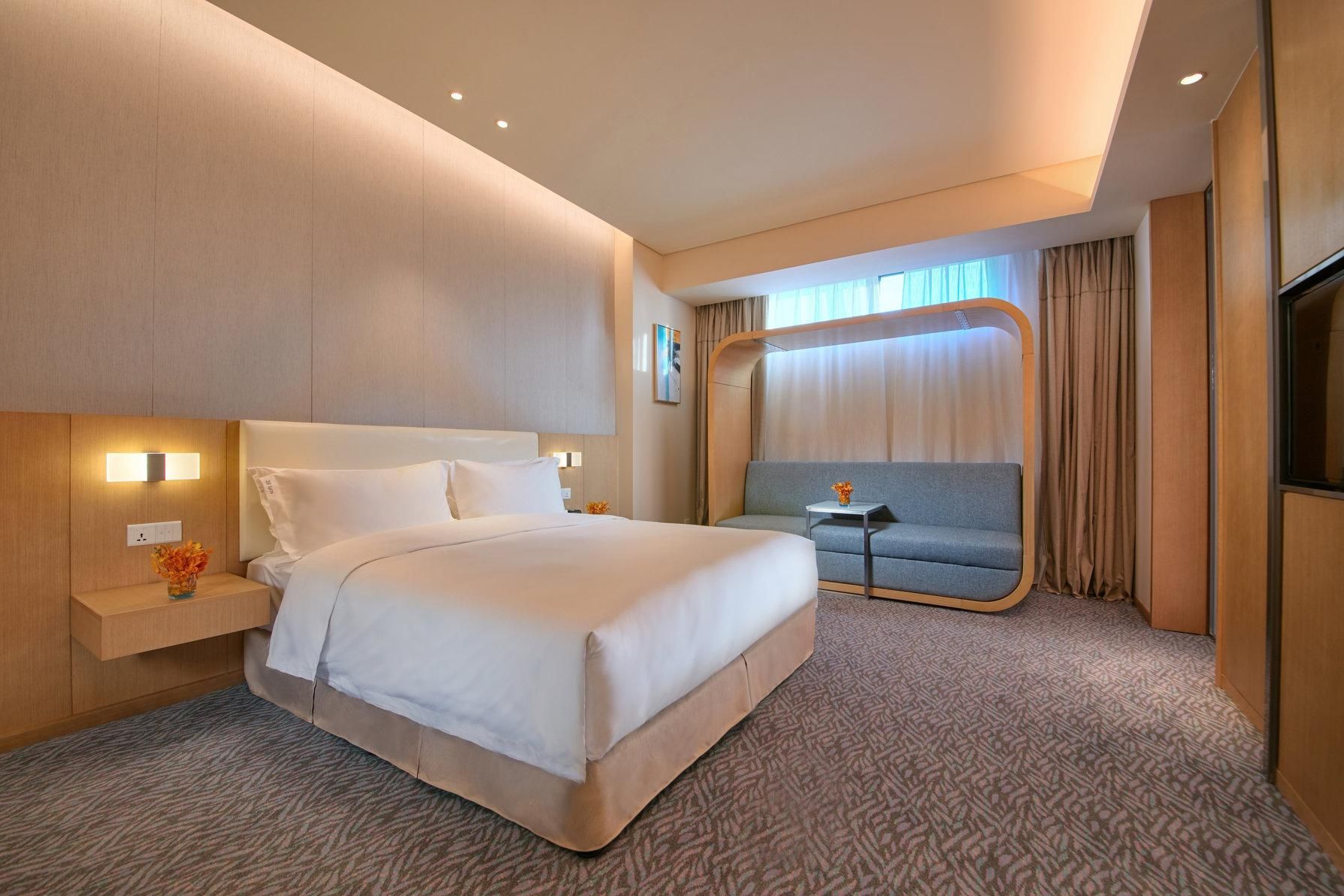 1 KING BEDROOM SUITE SMOKING