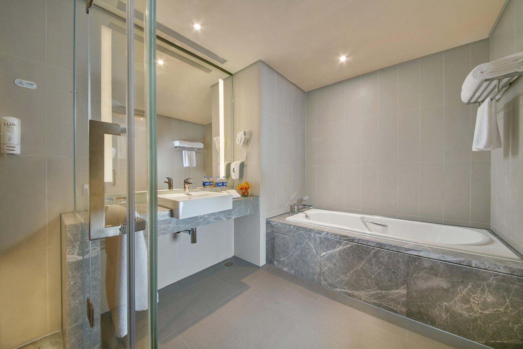 1 KING BEDROOM SUITE SMOKING