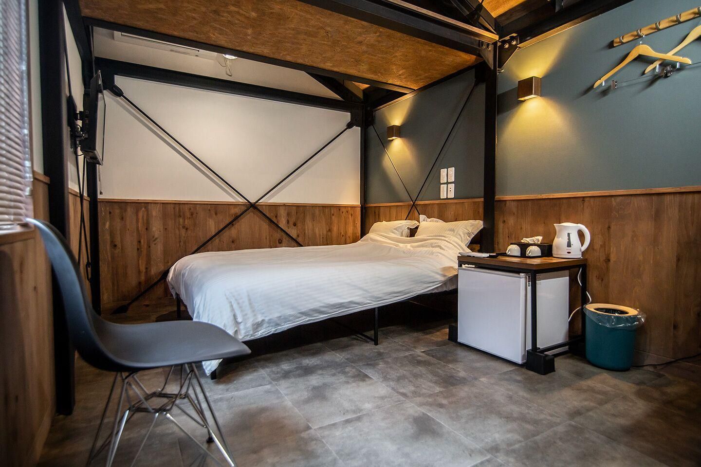 Double Room Economy
