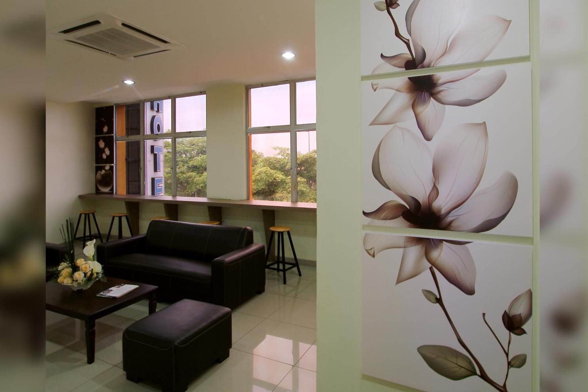 shared lounge/tv area