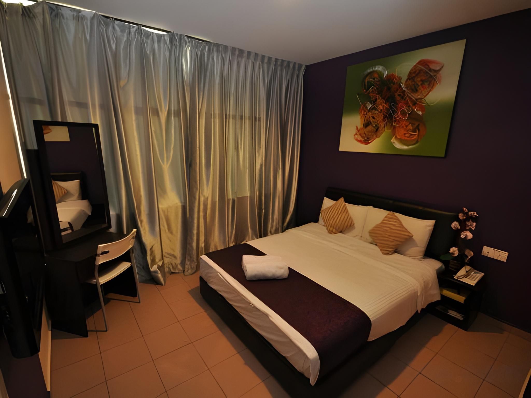 Standard Queen With Window