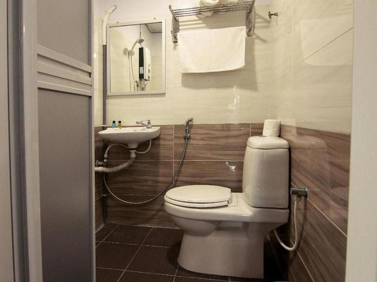 Room V @ Jalan Megat managed by SECOM Deluxe Twin Room 3