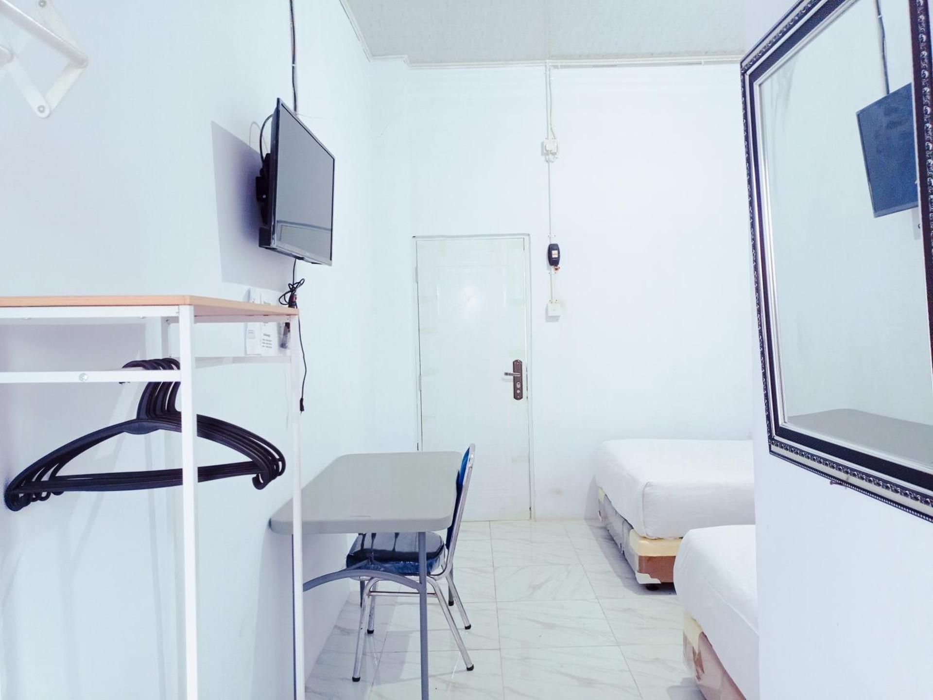 Urbanview Hotel @ Guest House Bukit Sion Bengkulu Deluxe Twin Room 3