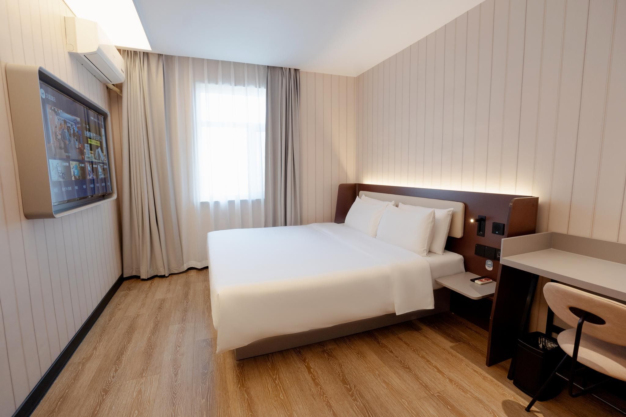 Queen Superior Room