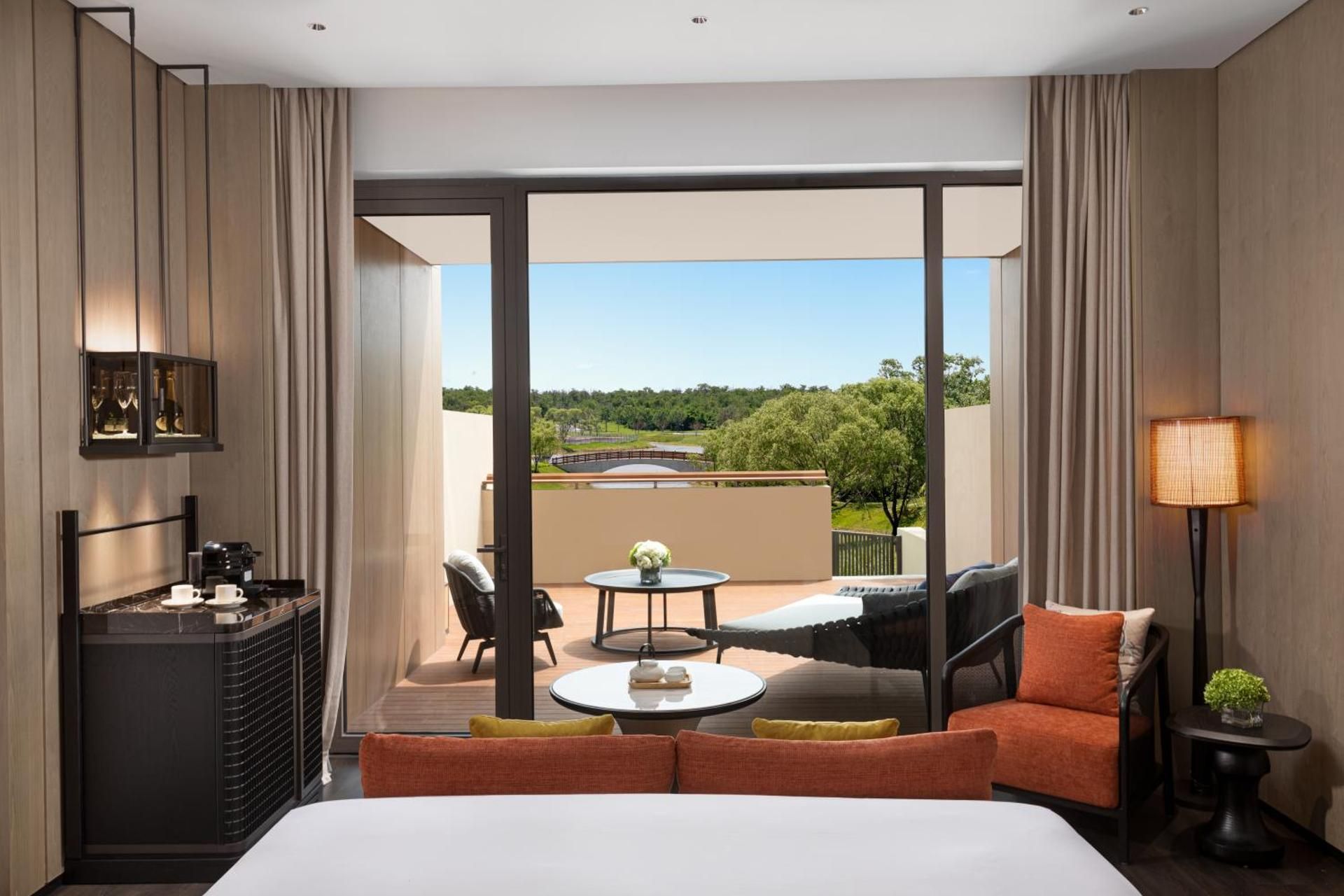 1 King Standard With Bath And Courtyard