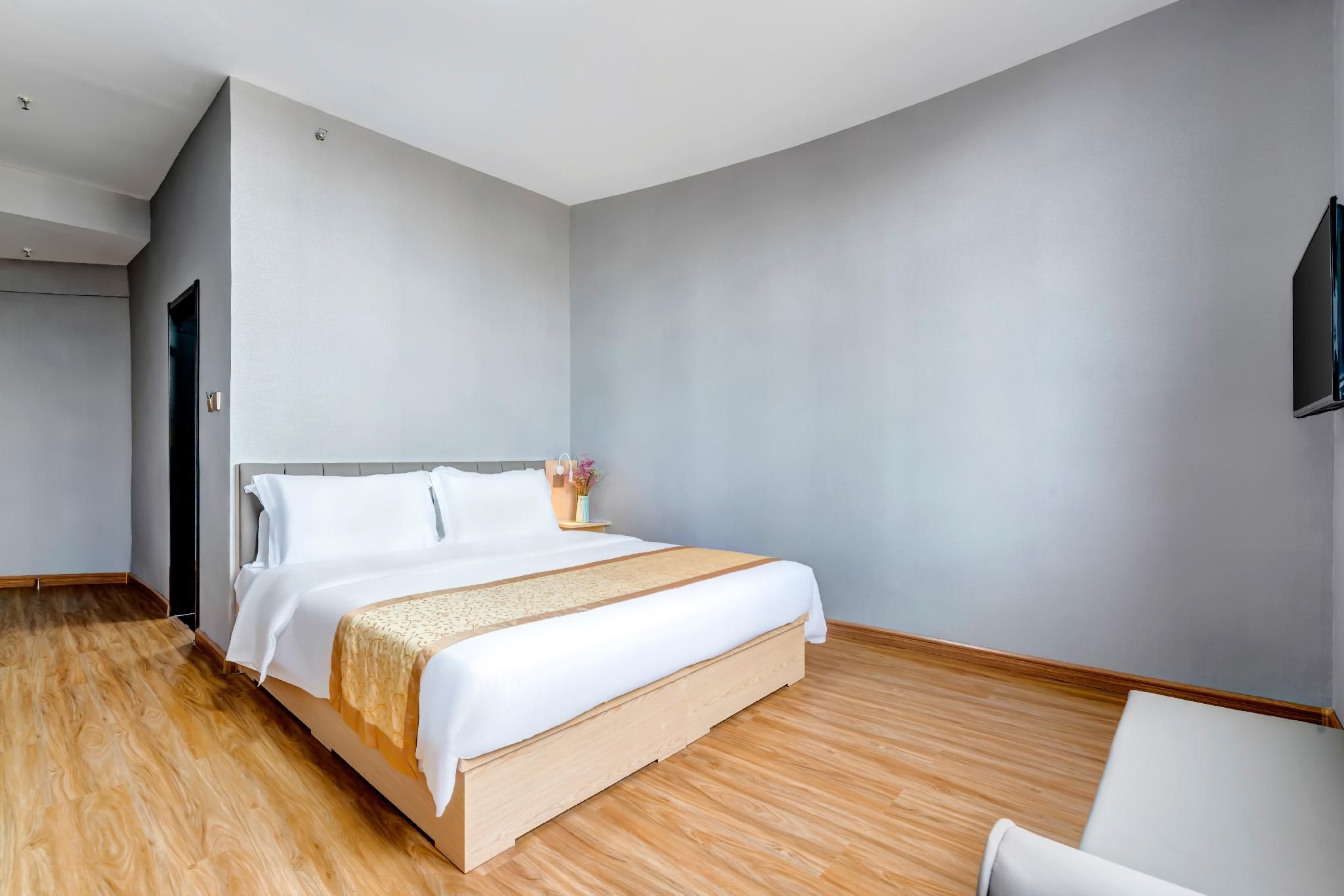 1 Queen Bed