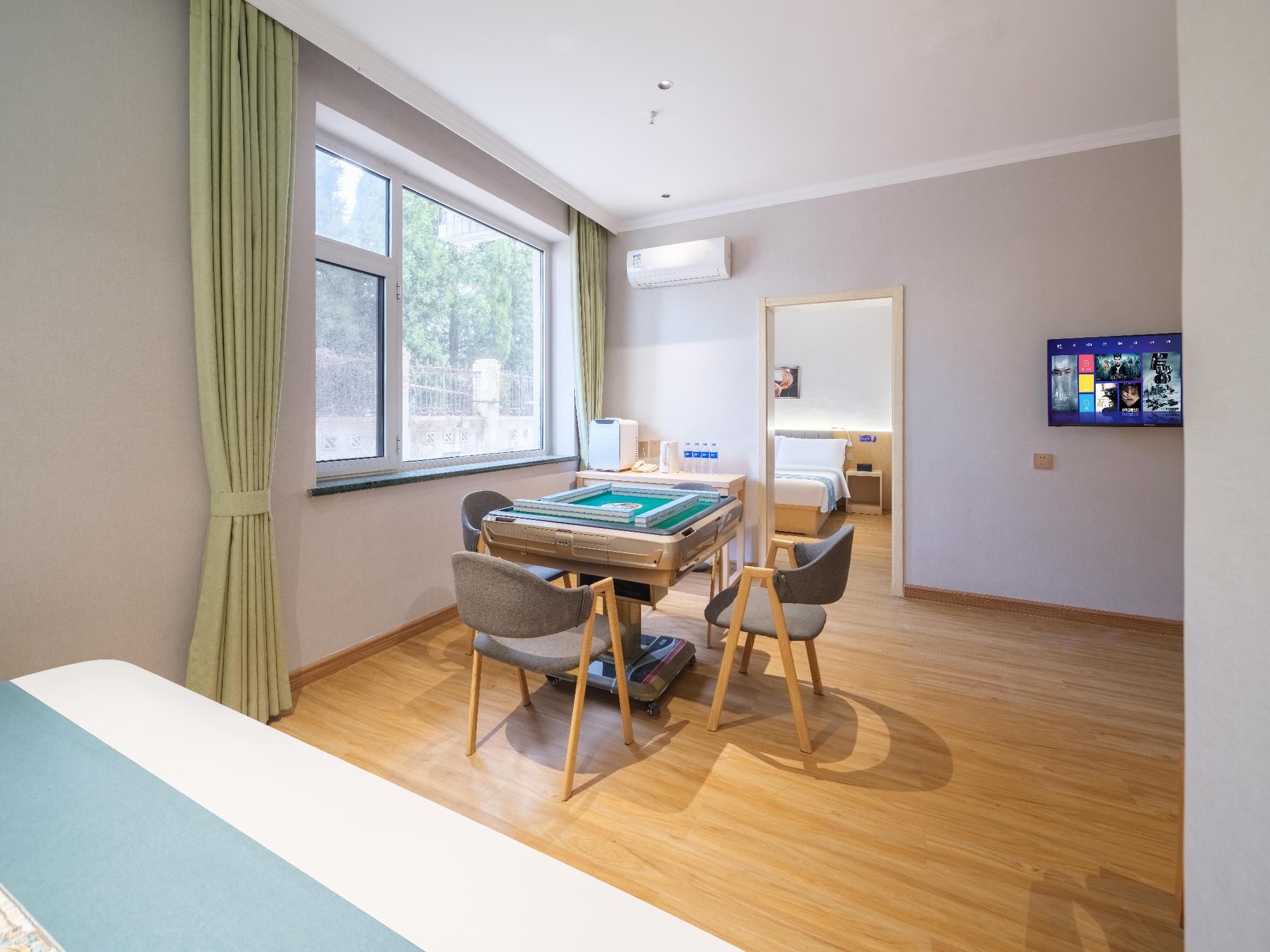 Urban - Chess Room