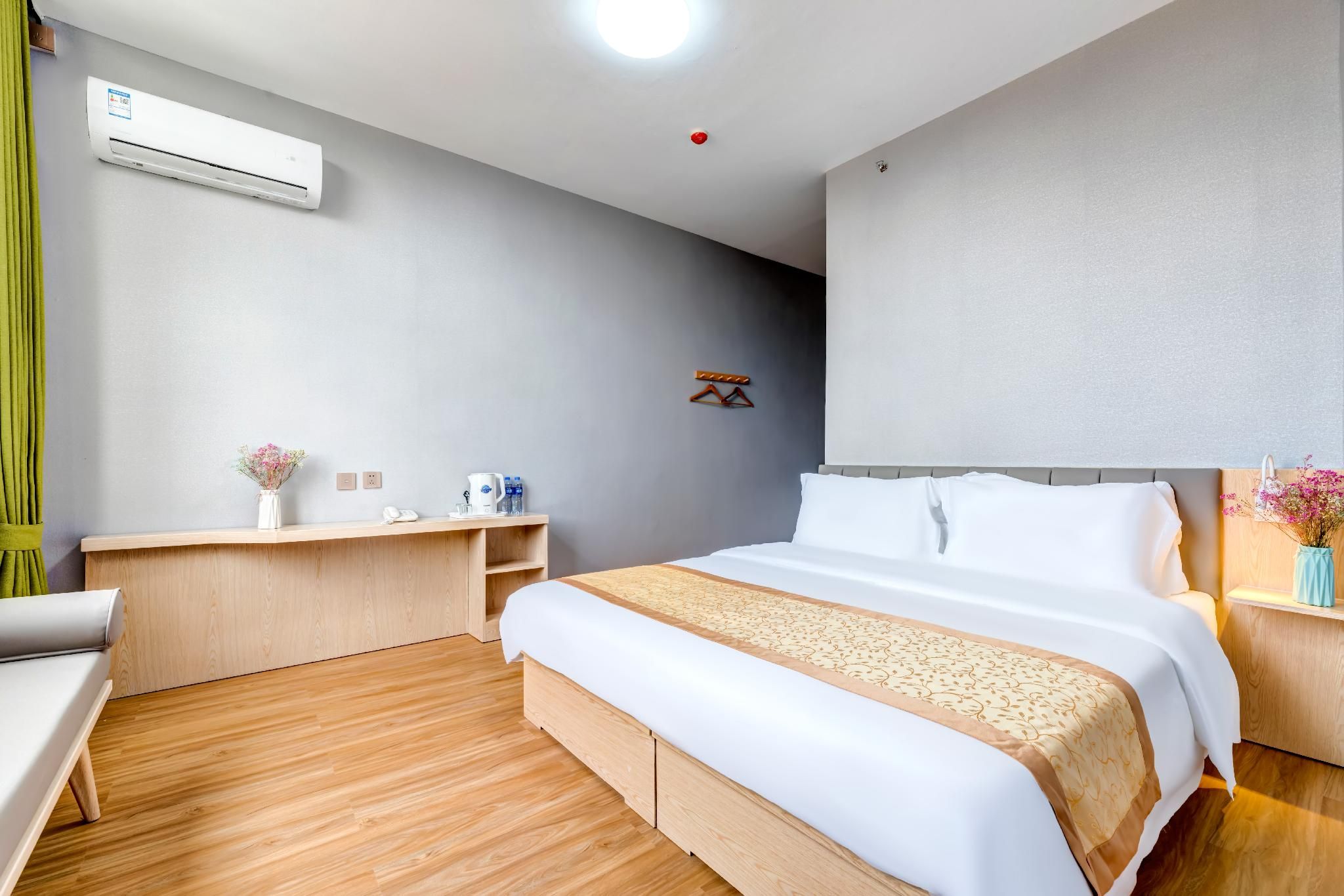 1 Queen Bed