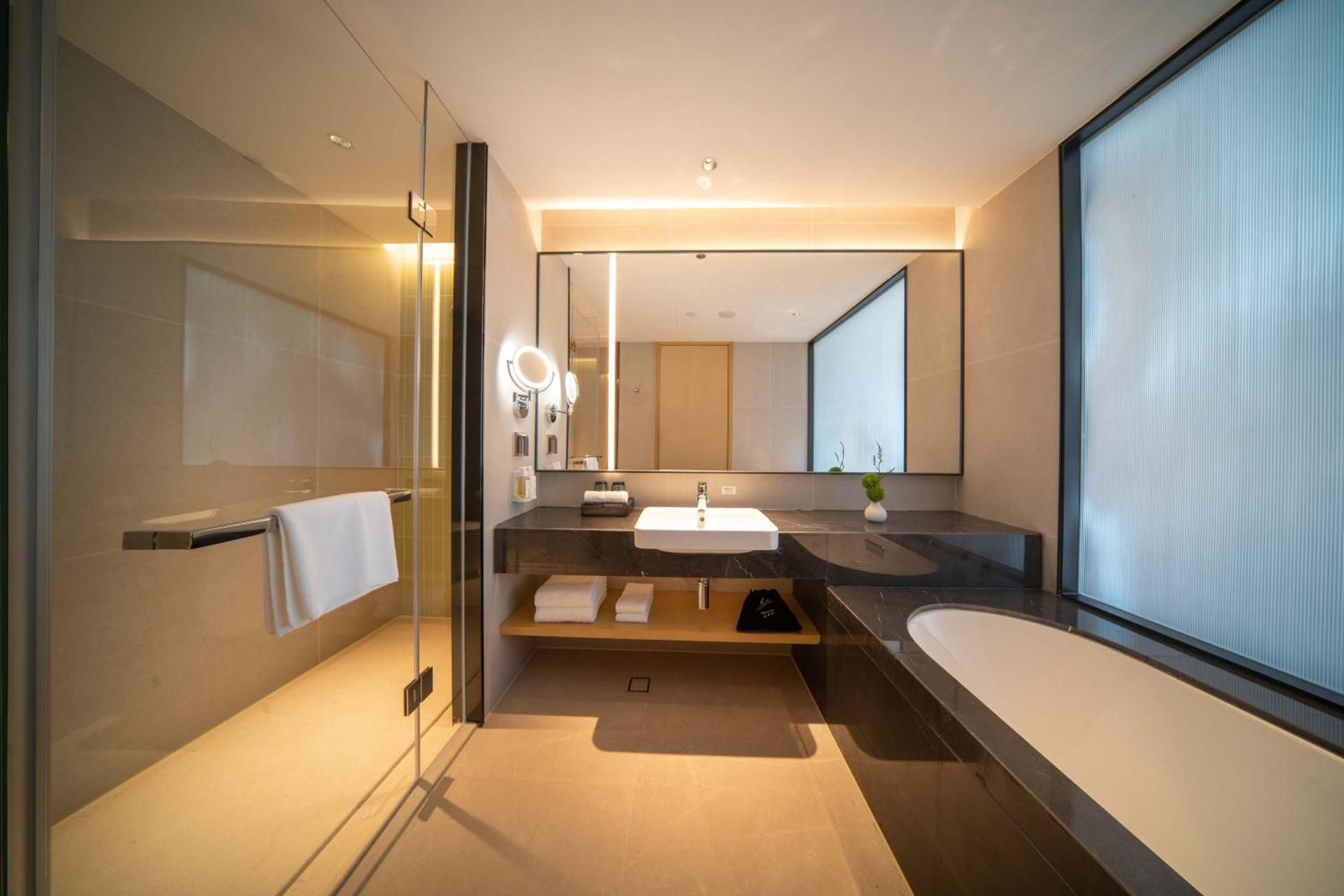 Holiday Inn Qinhuangdao Haigang By IHG 1 Bedroom Sea View Suite Living and Dining Areas 3