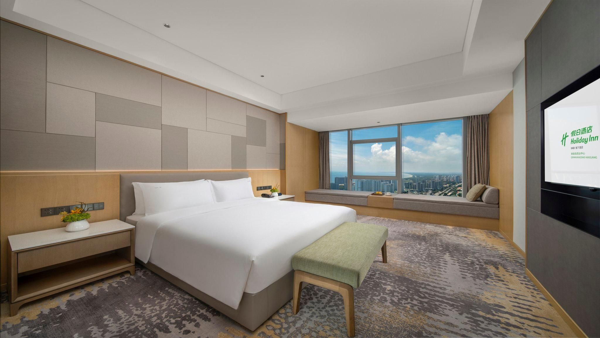 Holiday Inn Qinhuangdao Haigang By IHG 1 Bedroom Sea View Suite Living and Dining Areas