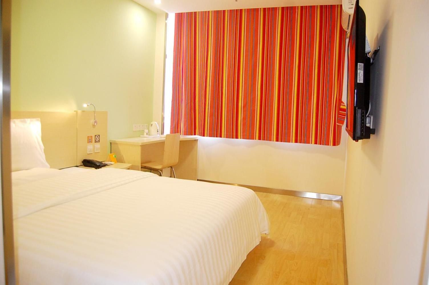Comfortable Queen Room