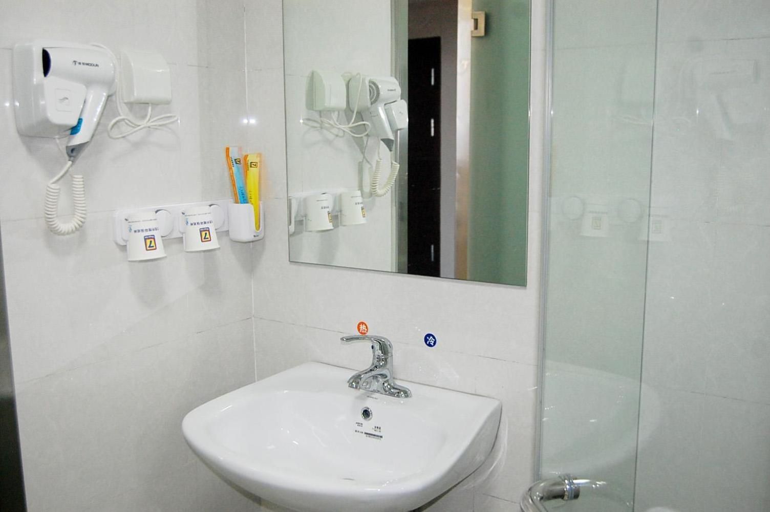 Comfortable Queen Room