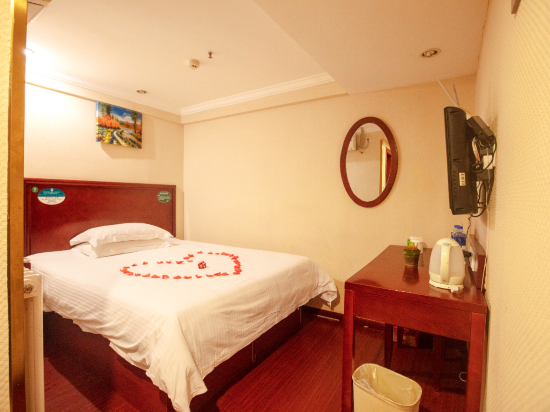 Queen Room B with No Window