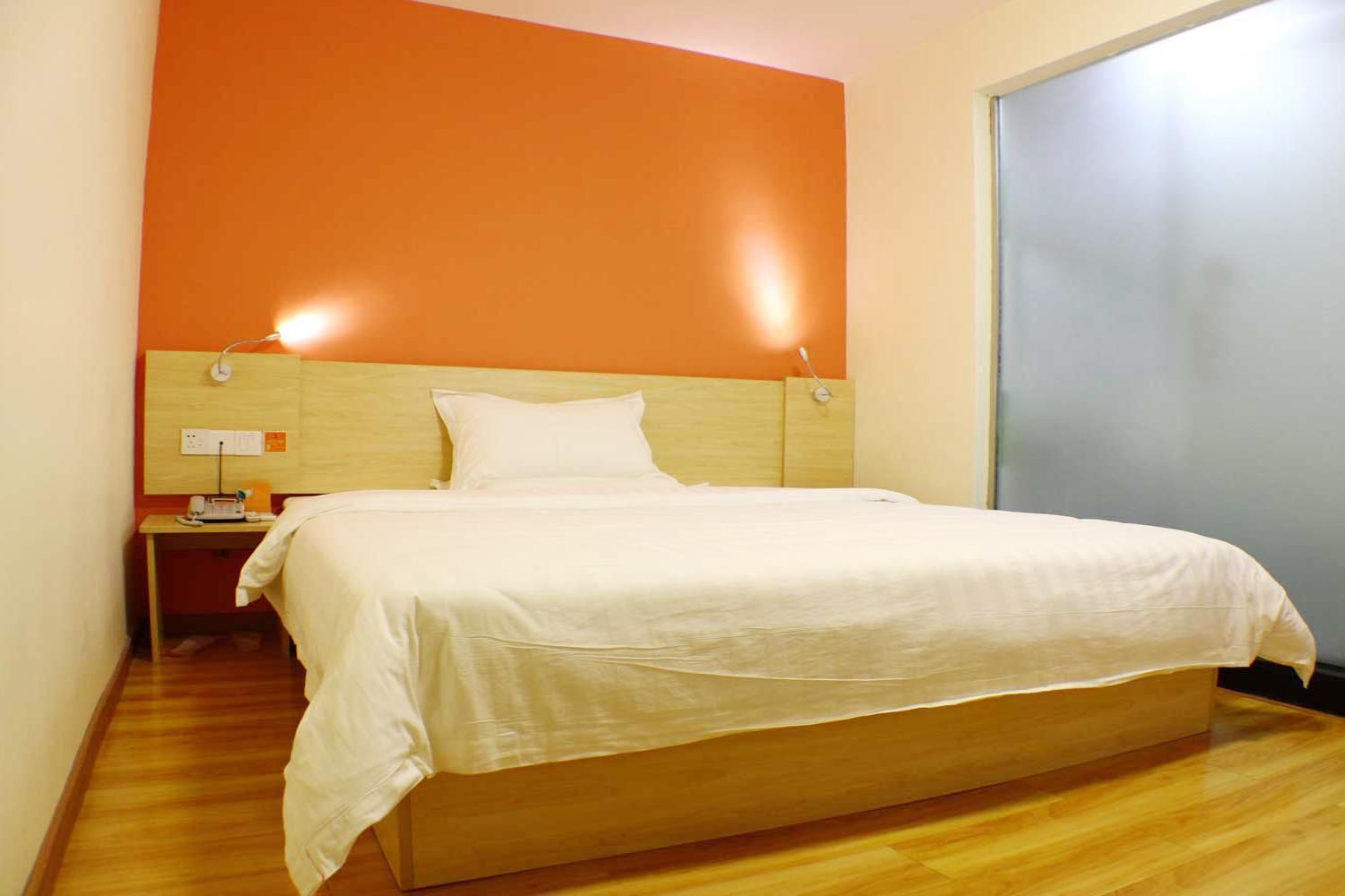 Comfortable Queen Room