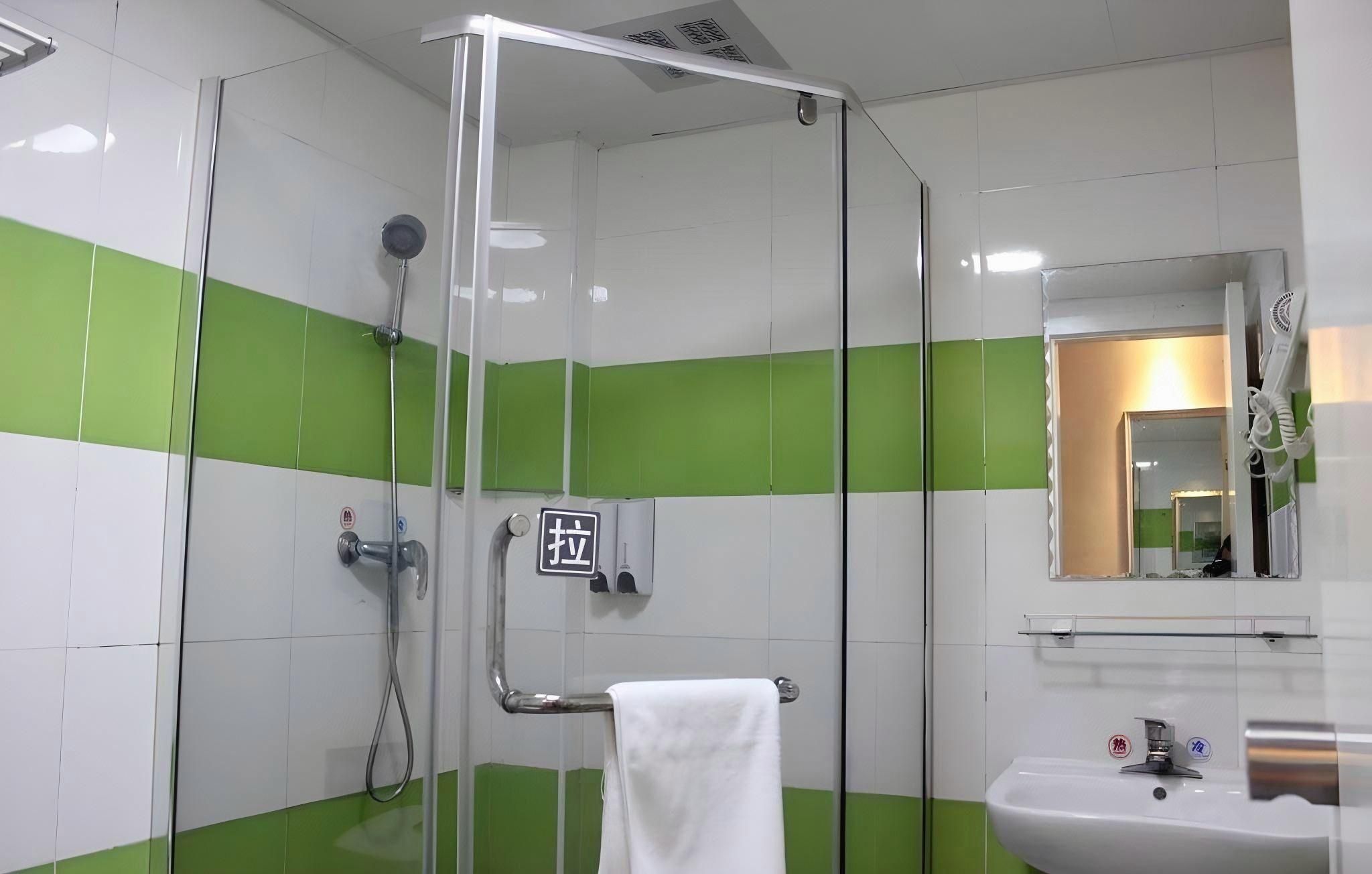 7 Days Inn Shaoguang Fengcai Building Pedestrian Street WH - Traditional Twin 3