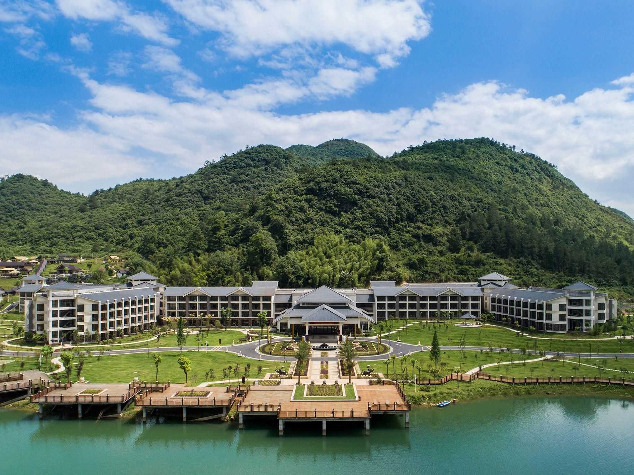 Deluxe Suite with Lake View