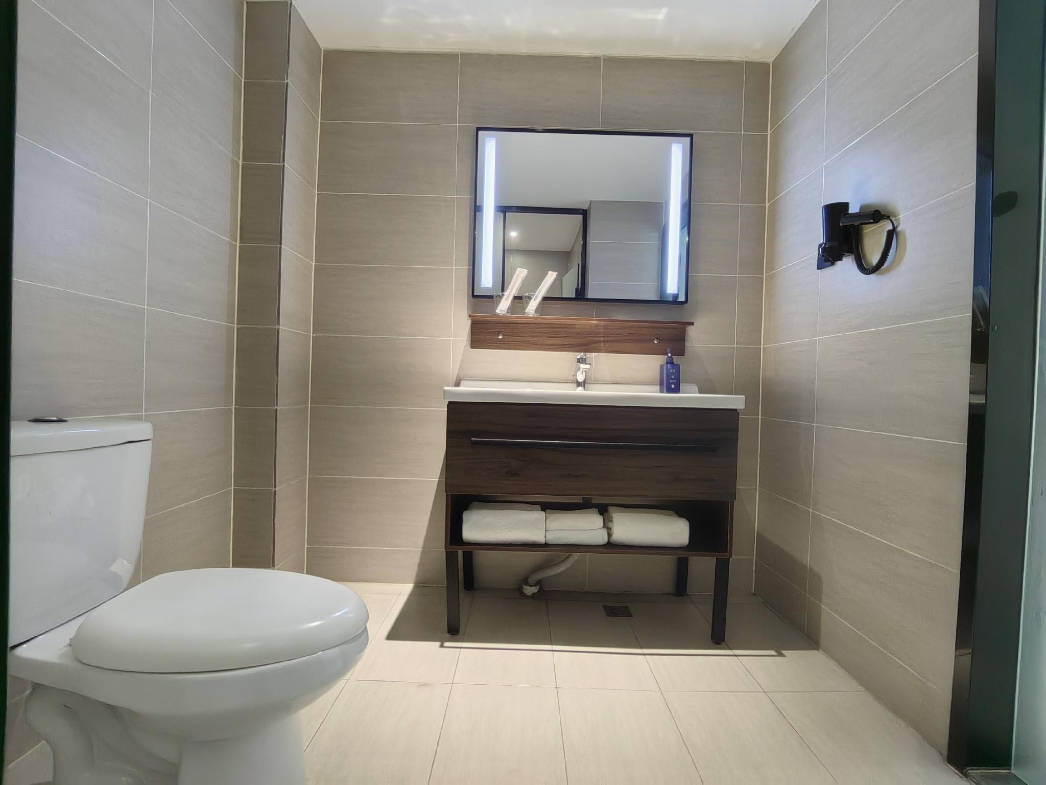 Huazhu - Superior Twin