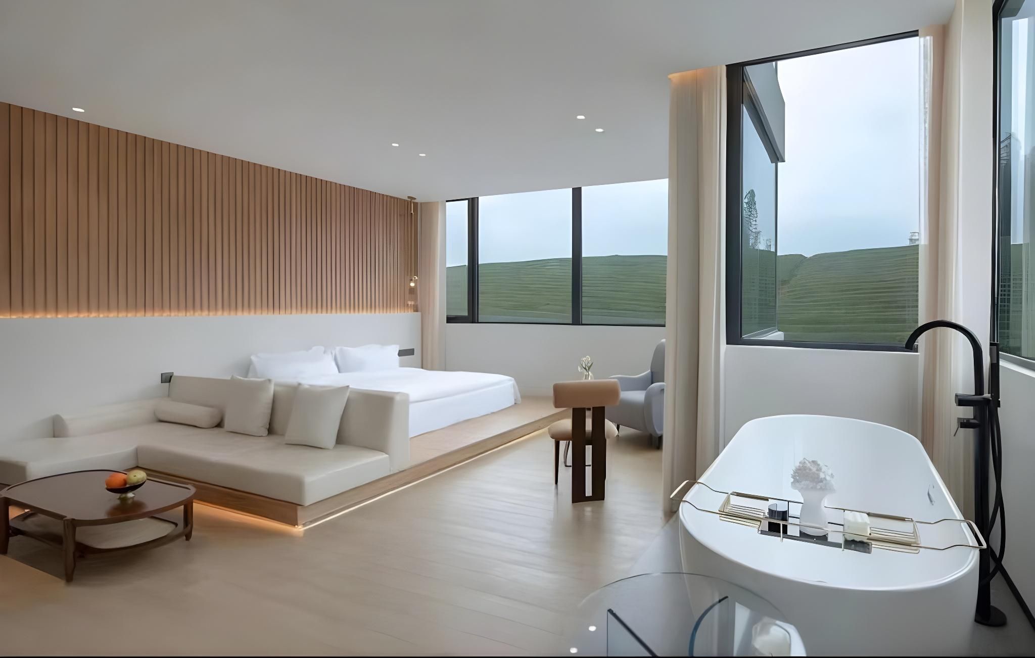 Superior King Room with Bathtub